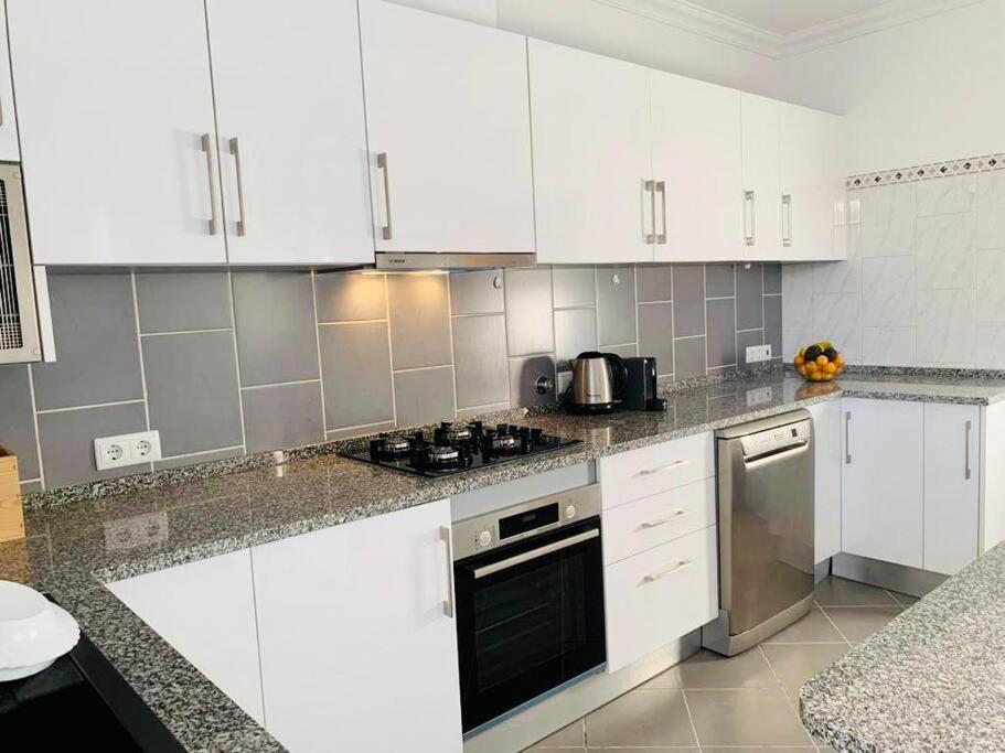 Charming 5 bed Private Villa - Quarteira view 4