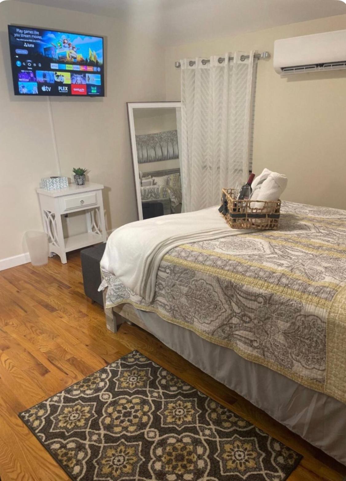 Chic modern bedroom 5 mins from JFK view 5