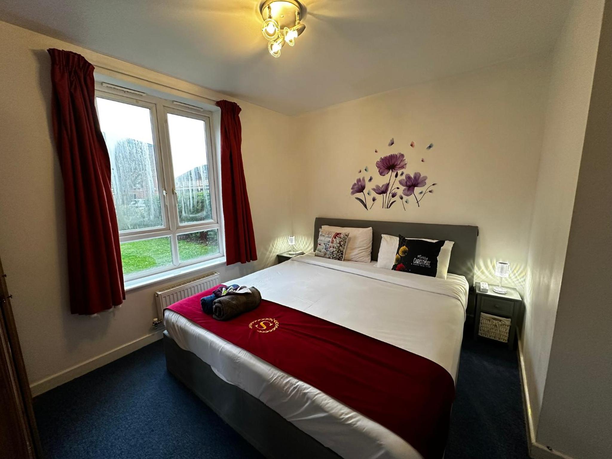 London 2 double bedrooms 2 Bathrooms Holiday Home - Parking SKYSPORTS, NETFLIX - 2 - 3 minutes walk to the Train station - 19min to London Liverpool Street