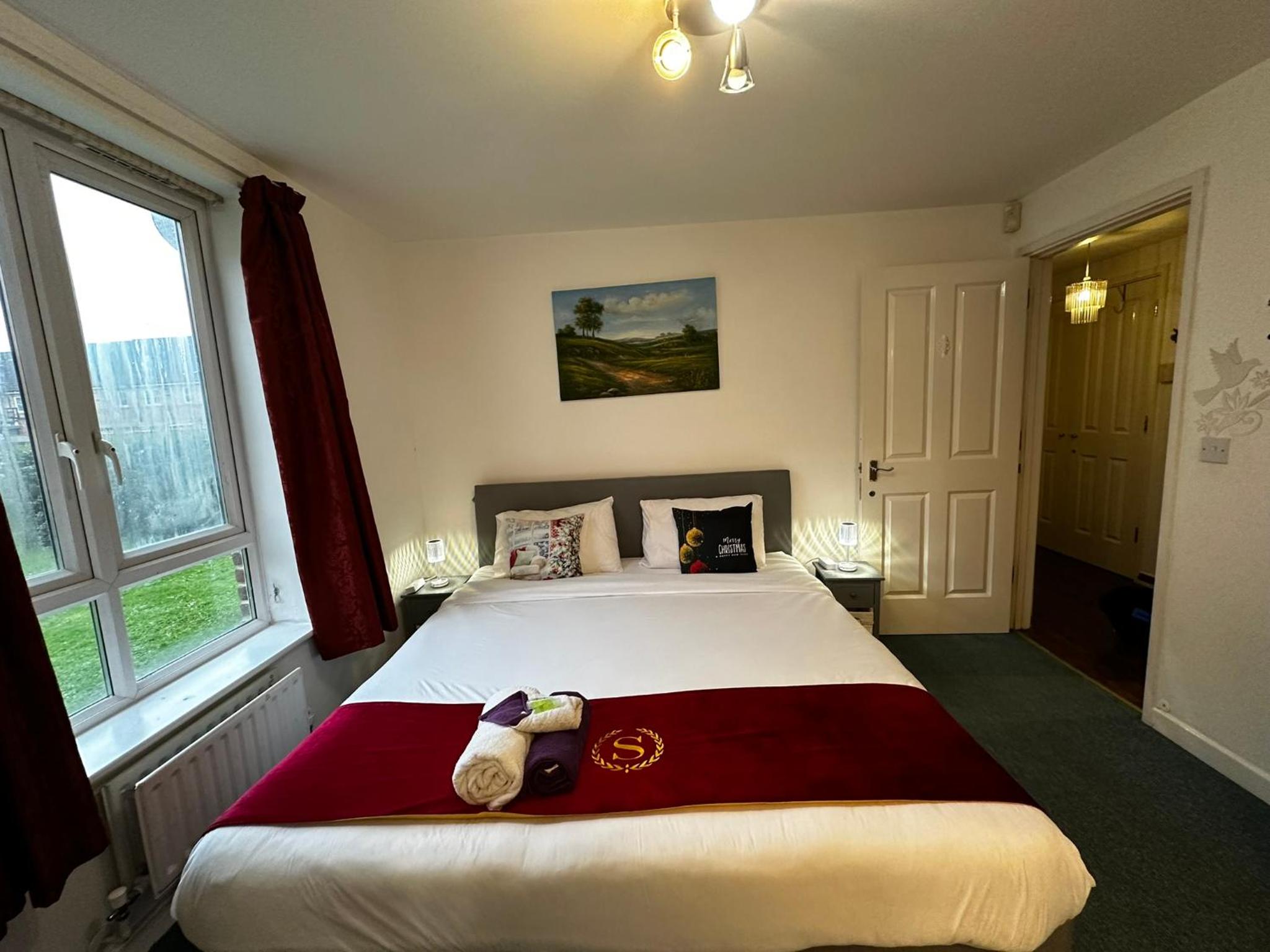 London 2 double bedrooms 2 Bathrooms Holiday Home - Parking SKYSPORTS, NETFLIX - 2 - 3 minutes walk to the Train station - 19min to London Liverpool Street
