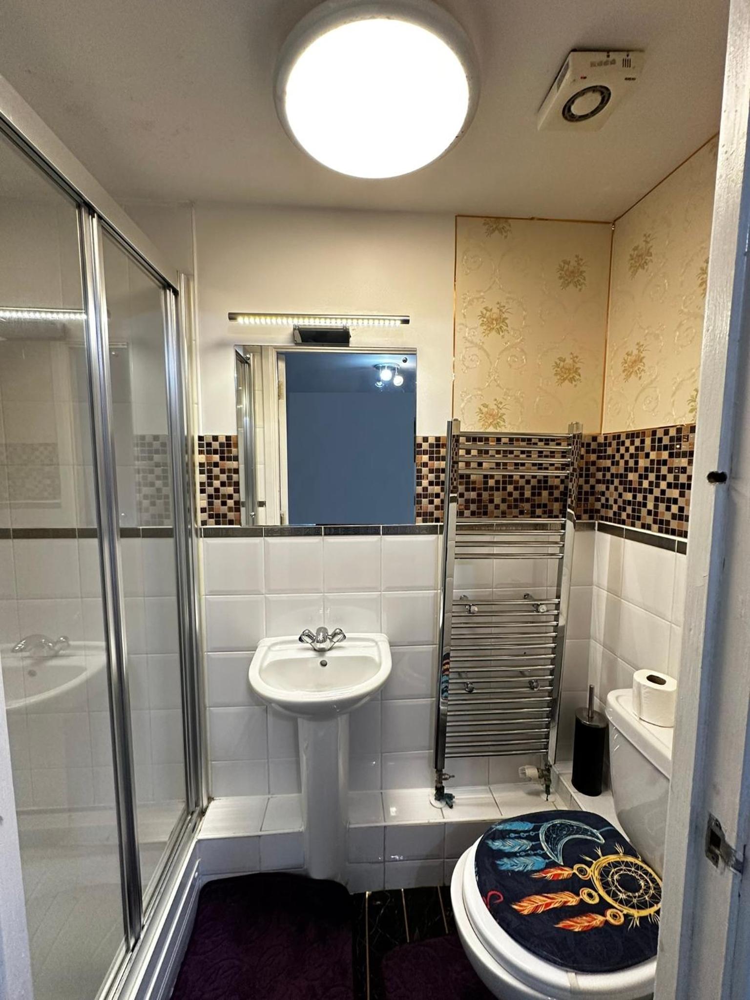 London 2 double bedrooms 2 Bathrooms Holiday Home - Parking SKYSPORTS, NETFLIX - 2 - 3 minutes walk to the Train station - 19min to London Liverpool Street