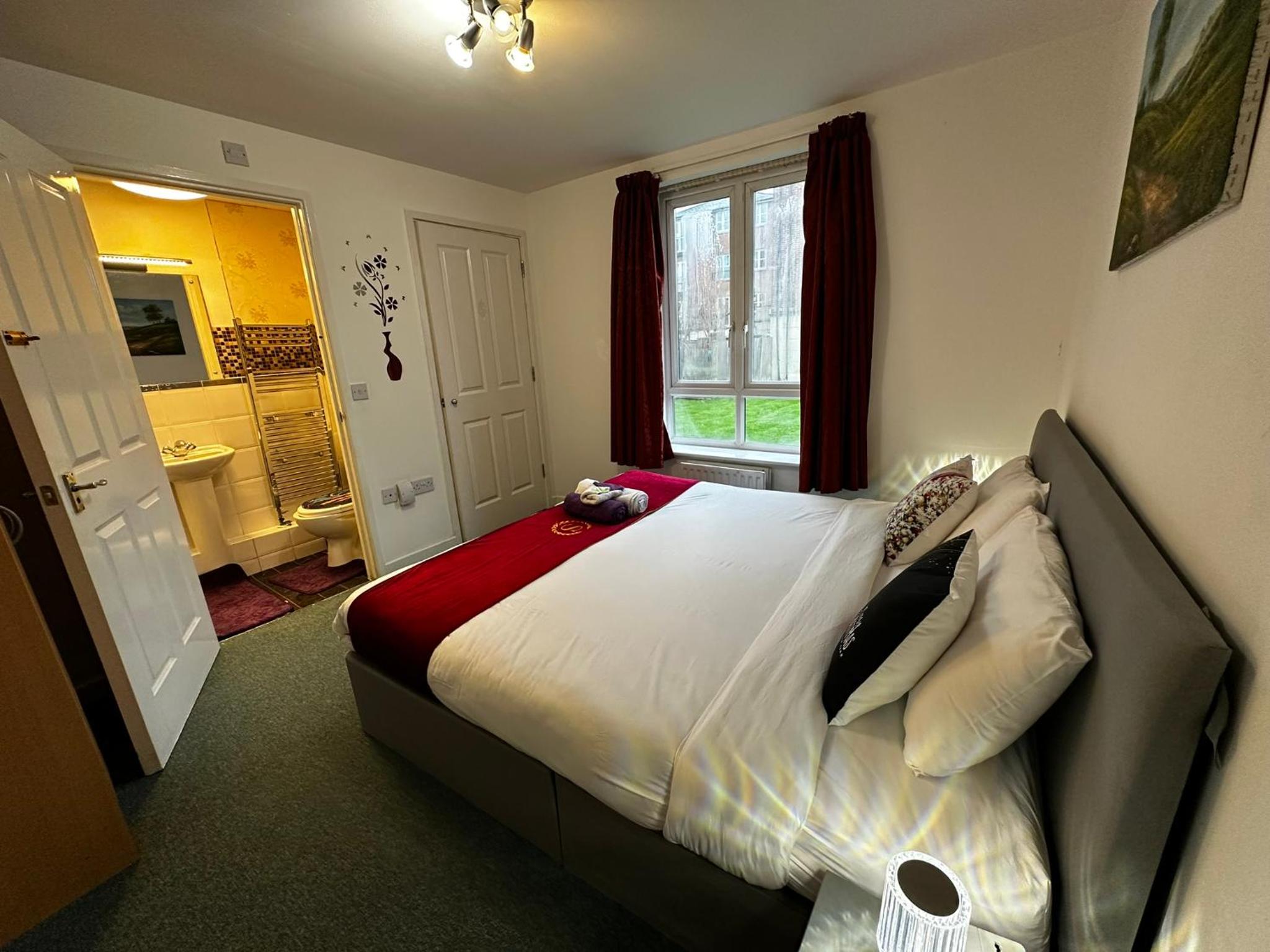 London 2 double bedrooms 2 Bathrooms Holiday Home - Parking SKYSPORTS, NETFLIX - 2 - 3 minutes walk to the Train station - 19min to London Liverpool Street