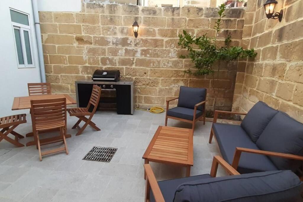 Dahlia Apartment Private Garden Escape Stylish Townhouse in Paola view 5