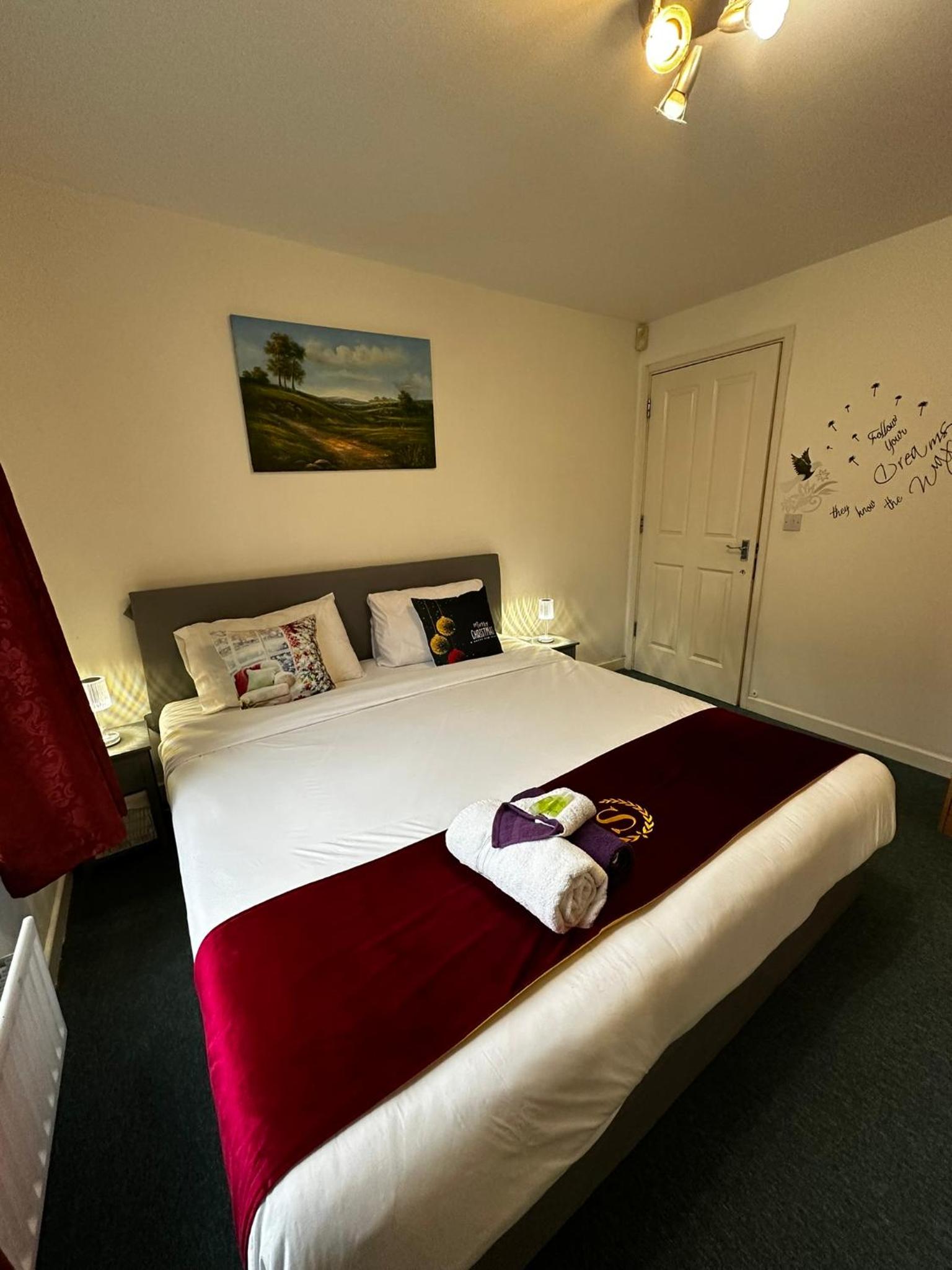 London 2 double bedrooms 2 Bathrooms Holiday Home - Parking SKYSPORTS, NETFLIX - 2 - 3 minutes walk to the Train station - 19min to London Liverpool Street