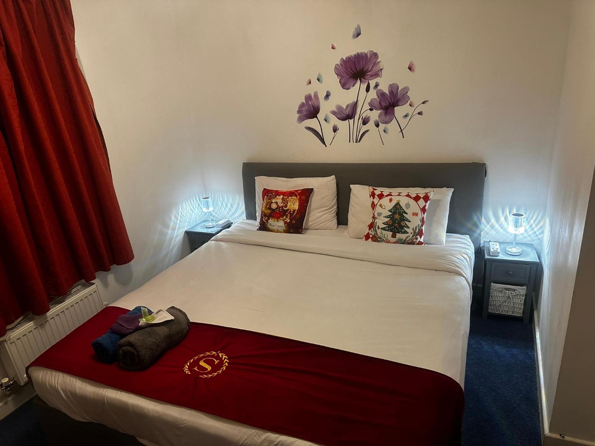 London 2 double bedrooms 2 Bathrooms Holiday Home - Parking SKYSPORTS, NETFLIX - 2 - 3 minutes walk to the Train station - 19min to London Liverpool Street