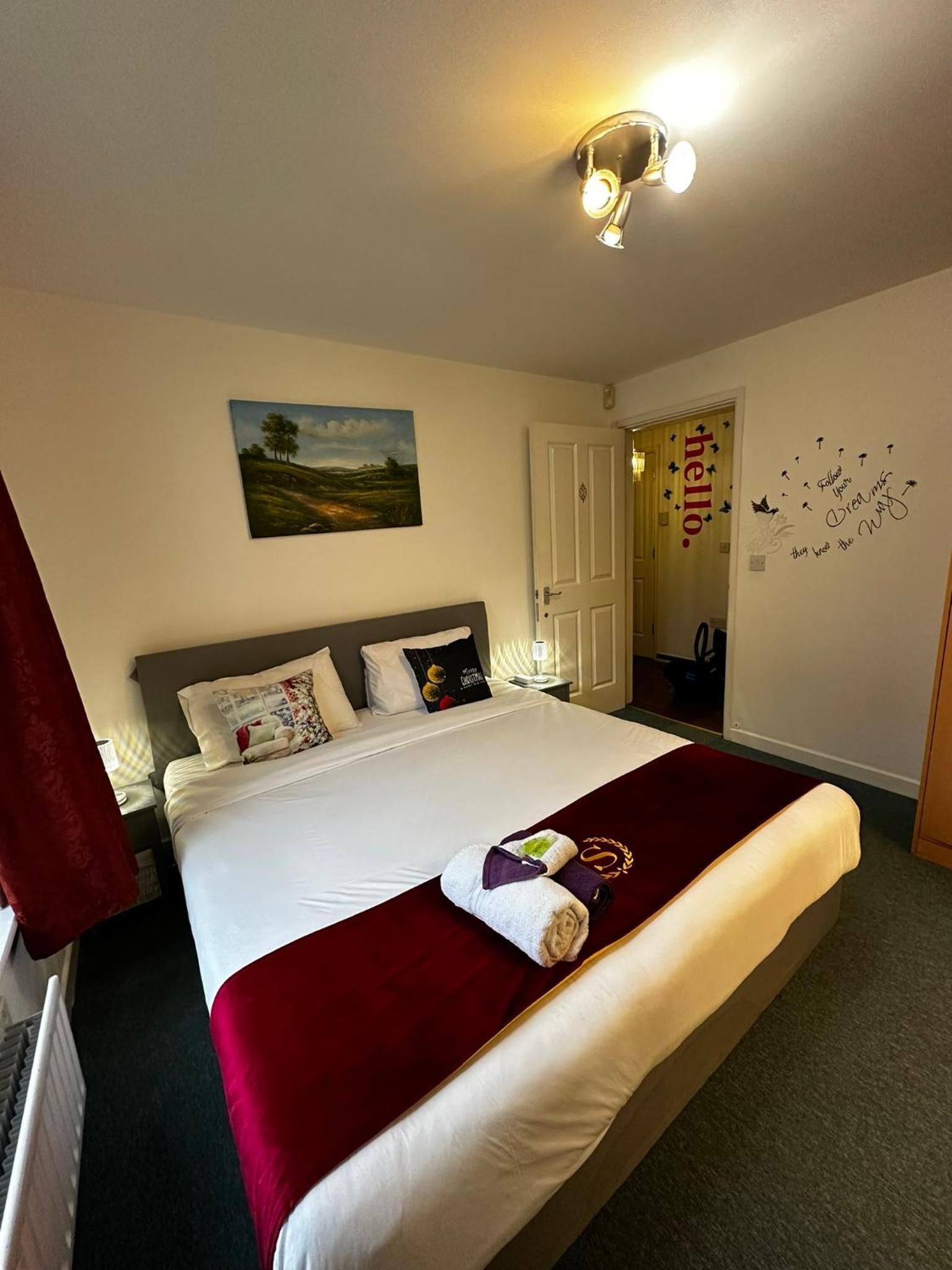 London 2 double bedrooms 2 Bathrooms Holiday Home - Parking SKYSPORTS, NETFLIX - 2 - 3 minutes walk to the Train station - 19min to London Liverpool Street