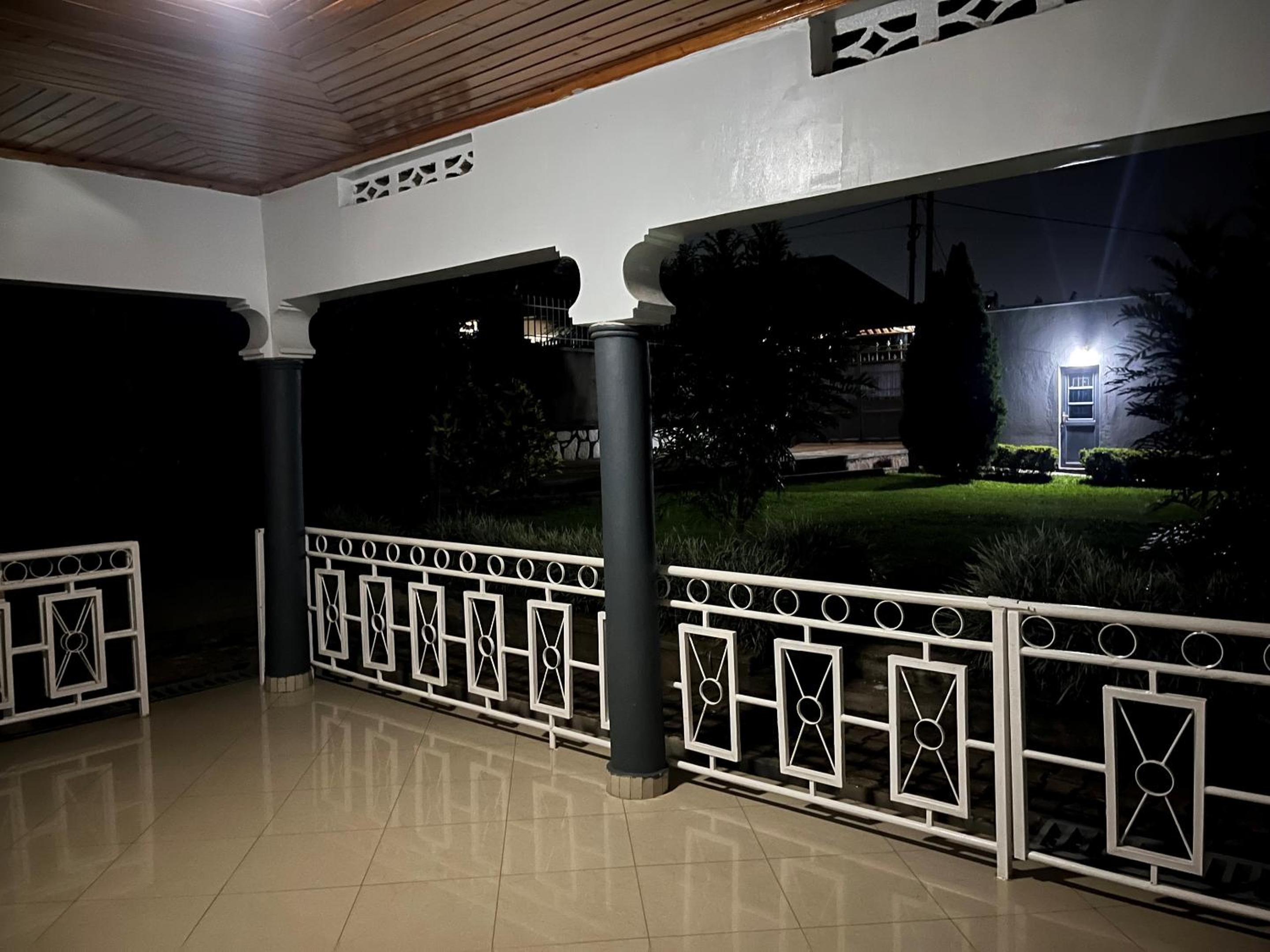 House - Sleeps 8 - Parking - Garden