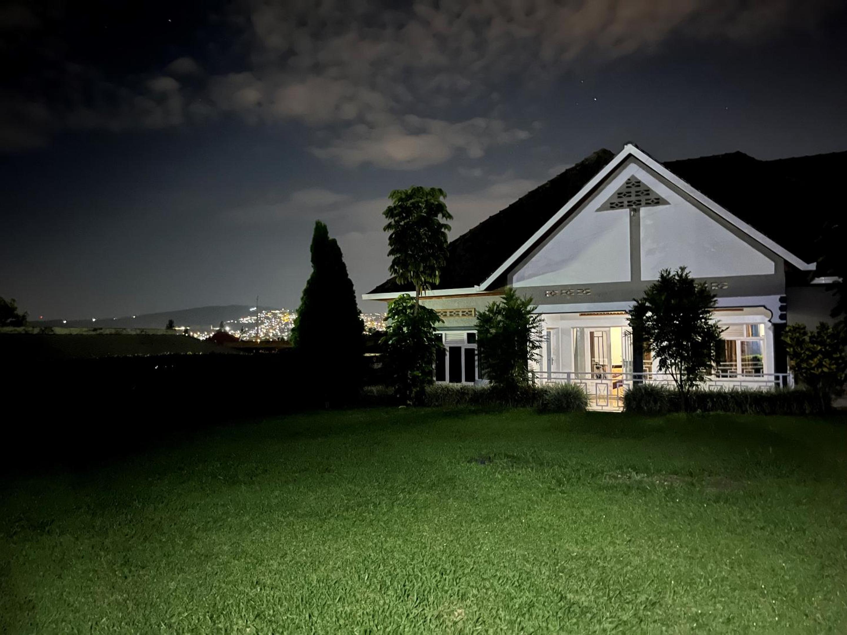 House - Sleeps 8 - Parking - Garden