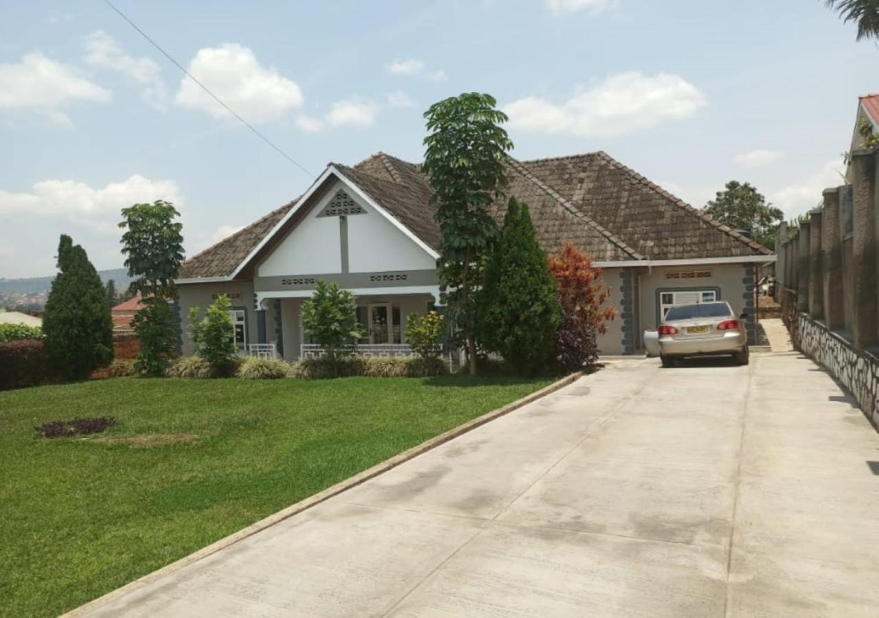 House - Sleeps 8 - Parking - Garden