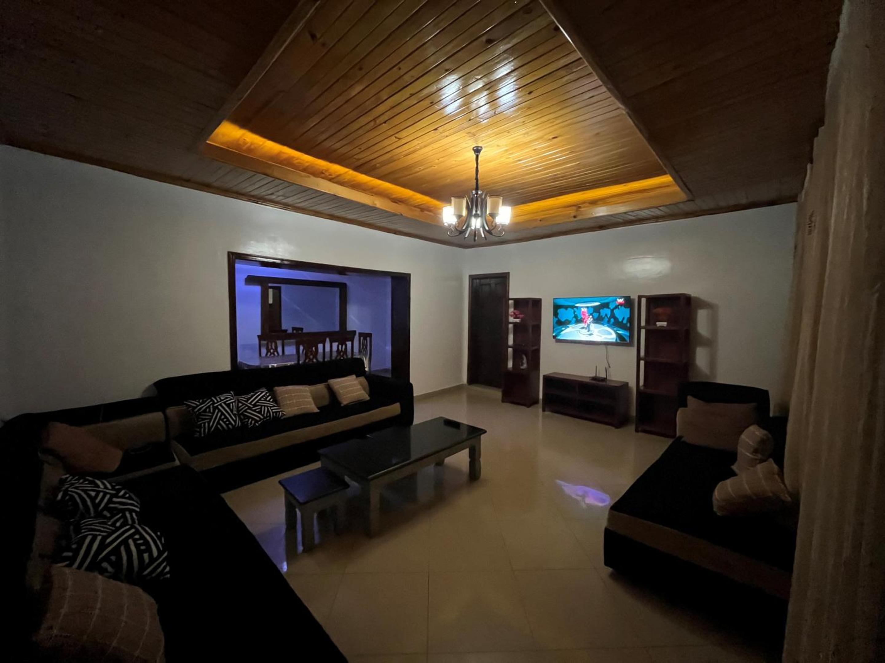 House - Sleeps 8 - Parking - Garden