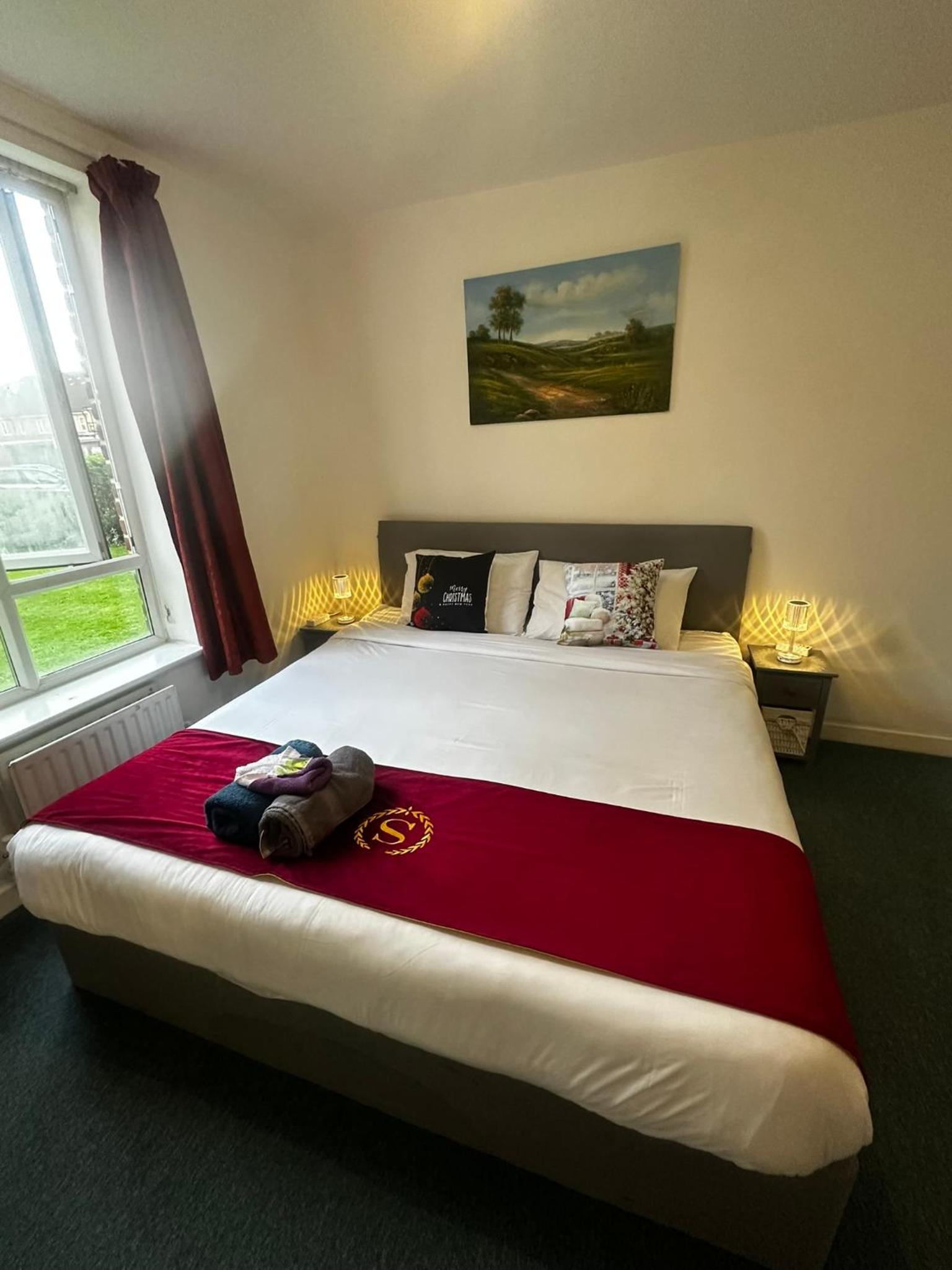 London 2 double bedrooms 2 Bathrooms Holiday Home - Parking SKYSPORTS, NETFLIX - 2 - 3 minutes walk to the Train station - 19min to London Liverpool Street