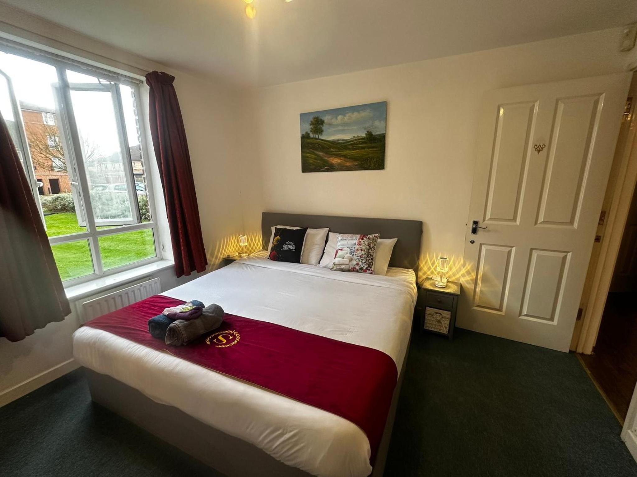 London 2 double bedrooms 2 Bathrooms Holiday Home - Parking SKYSPORTS, NETFLIX - 2 - 3 minutes walk to the Train station - 19min to London Liverpool Street