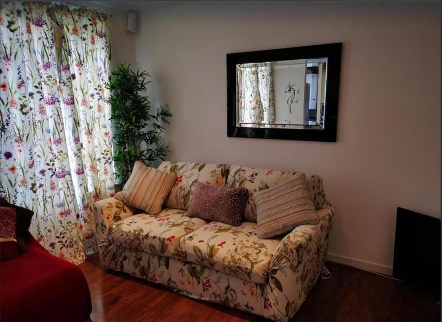 London 2 double bedrooms 2 Bathrooms Holiday Home - Parking SKYSPORTS, NETFLIX - 2 - 3 minutes walk to the Train station - 19min to London Liverpool Street