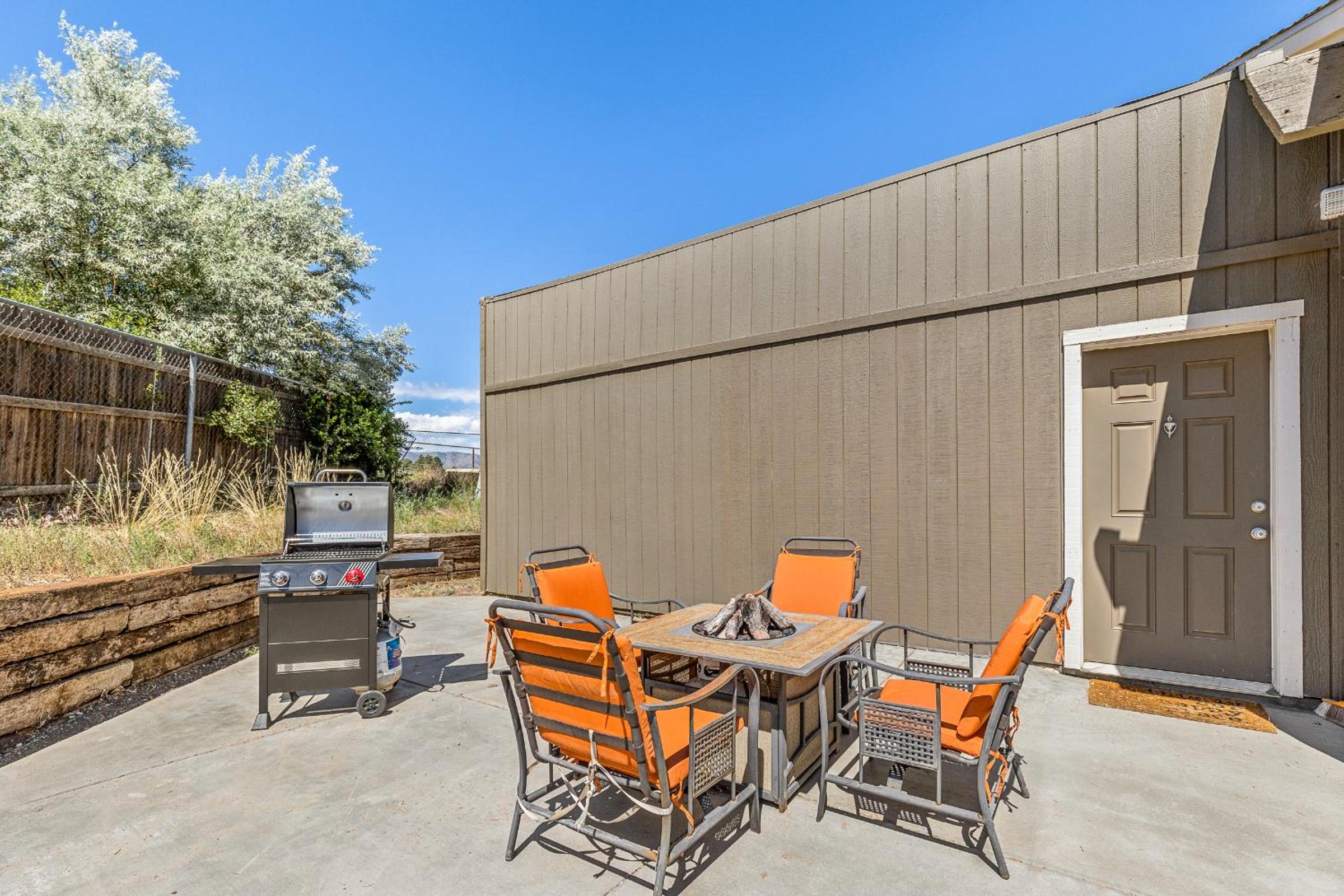 Charming and Tranquil Oasis, Stylish 2 bedroom 1 bathroom Getaway! view 2