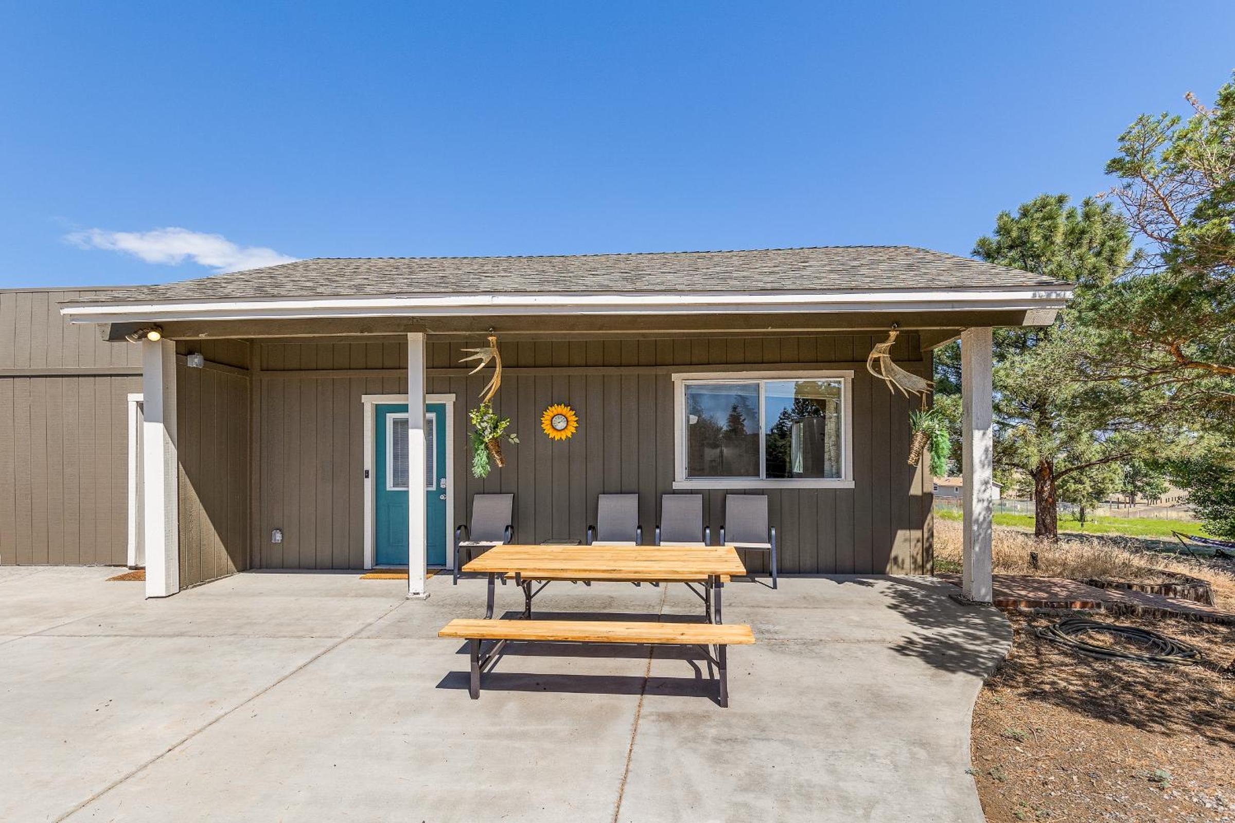 Charming and Tranquil Oasis, Stylish 2 bedroom 1 bathroom Getaway! view 5