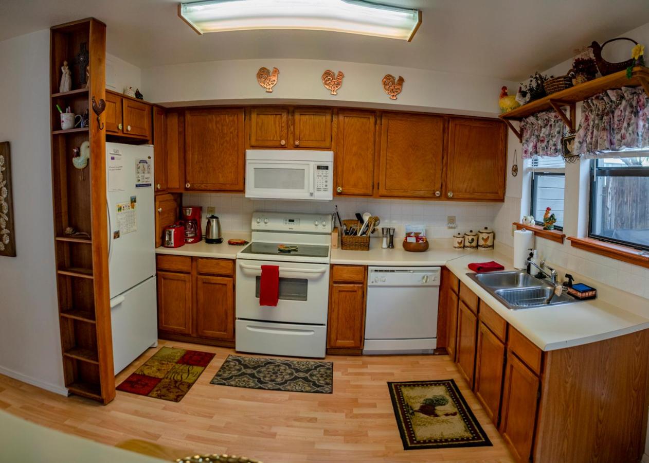 Spring Meadows Marvelous & Bright Town Home - Close to Foxglenn Park and Country Club! view 2
