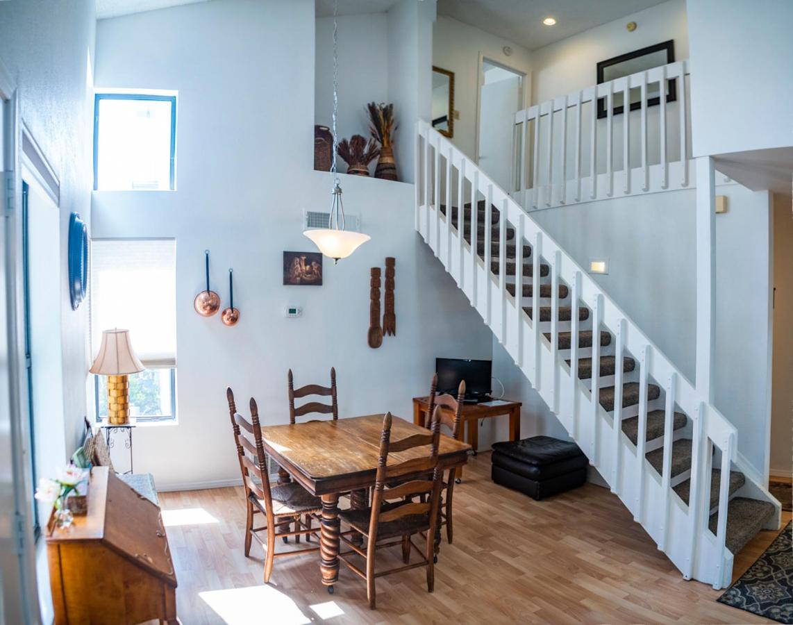 Spring Meadows Marvelous & Bright Town Home - Close to Foxglenn Park and Country Club! view 4