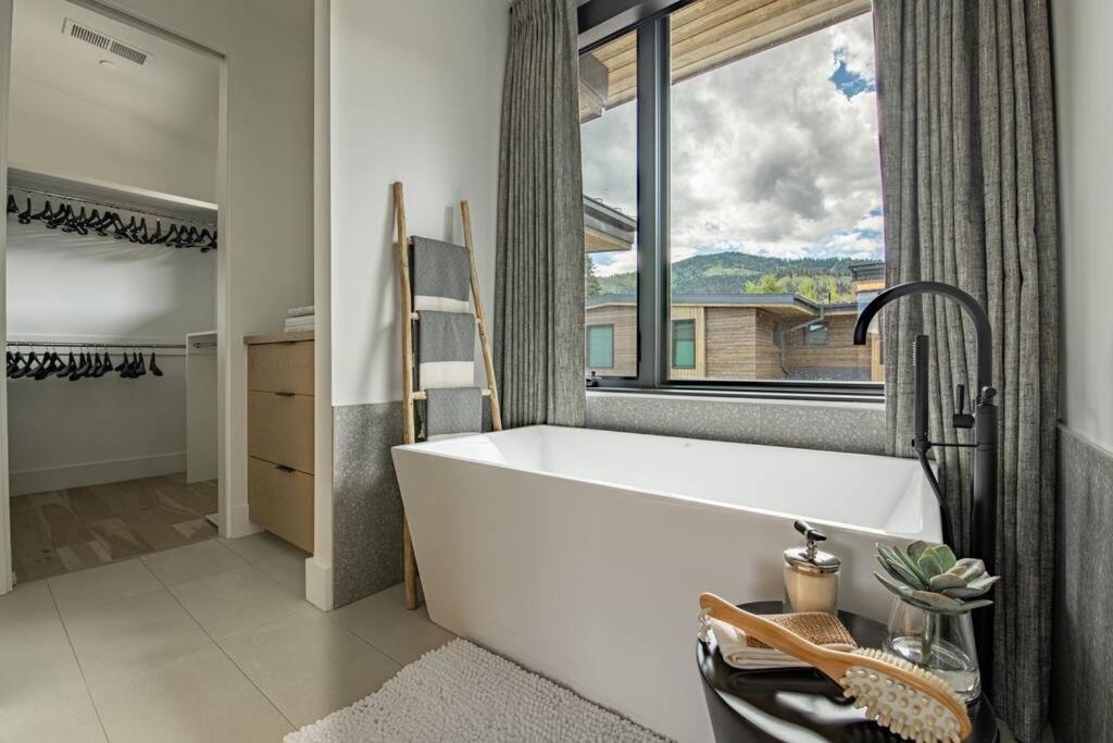 Perfect Luxury Ridgeline Retreat in Park City view 2
