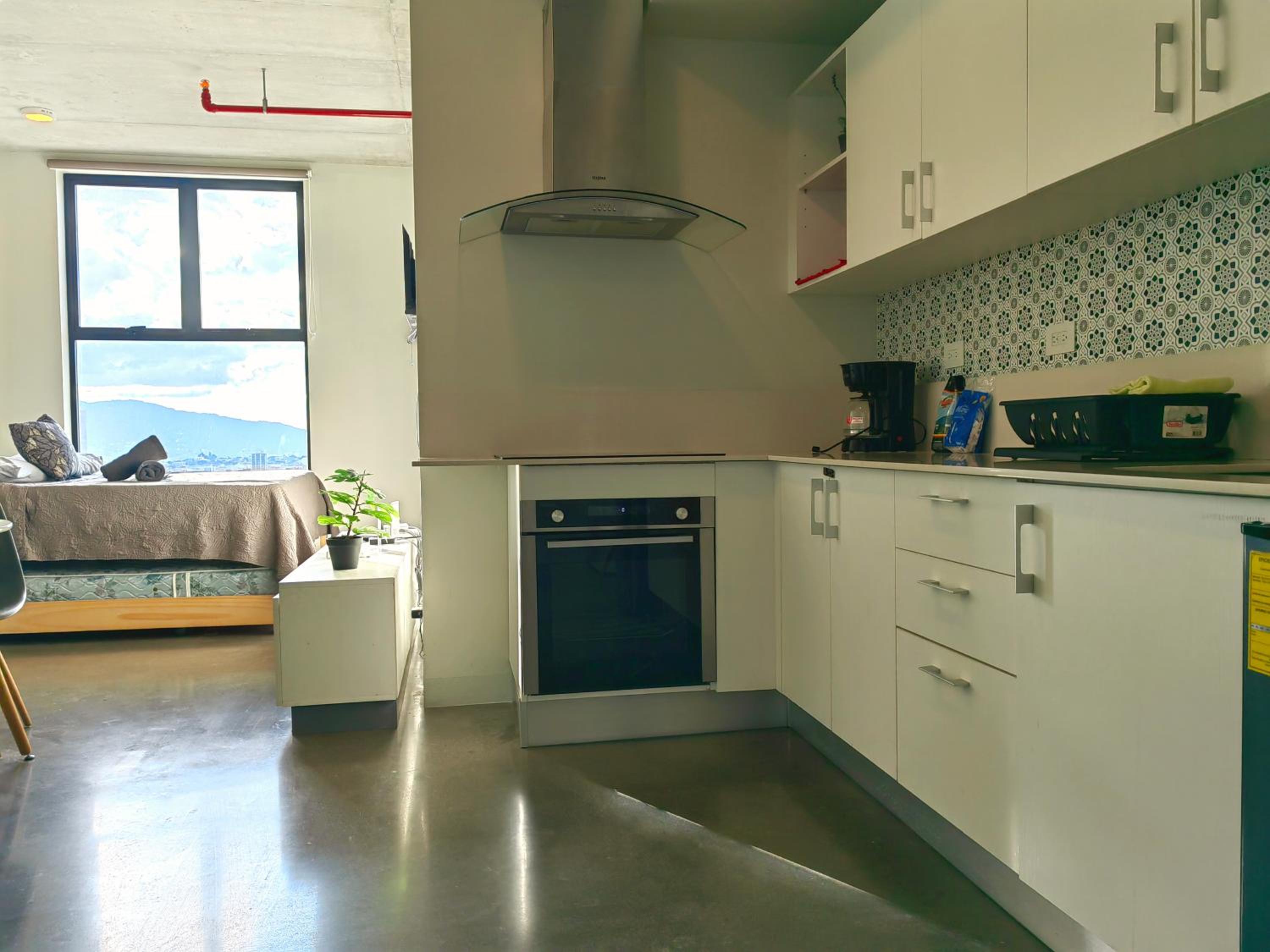 906B URBN Barrio Escalante Estudio con Aire Acondicionado y Parqueo