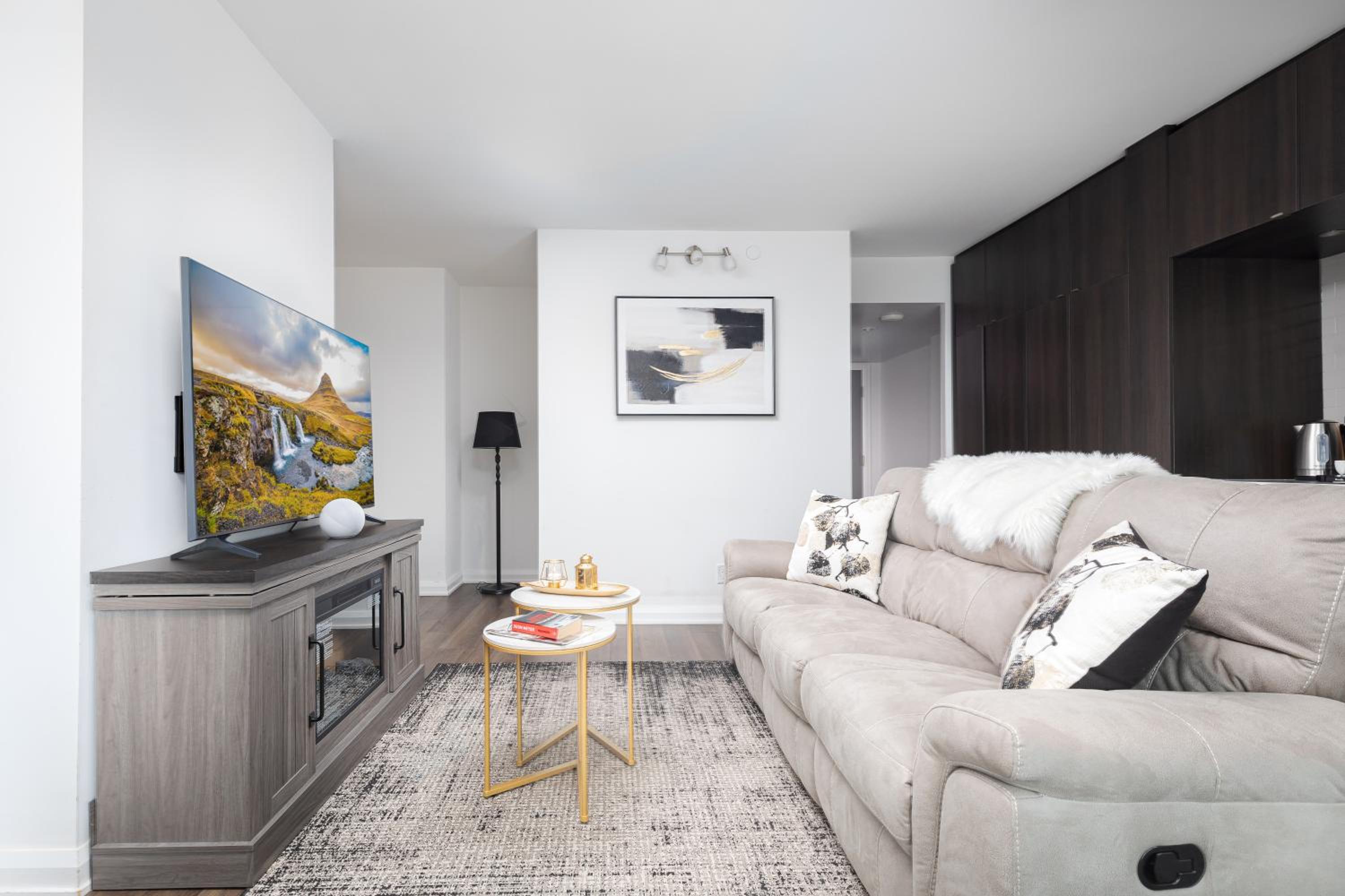 Luxury 3-Beds Apartment in Yorkville with the Best City View in Downtown Toronto
