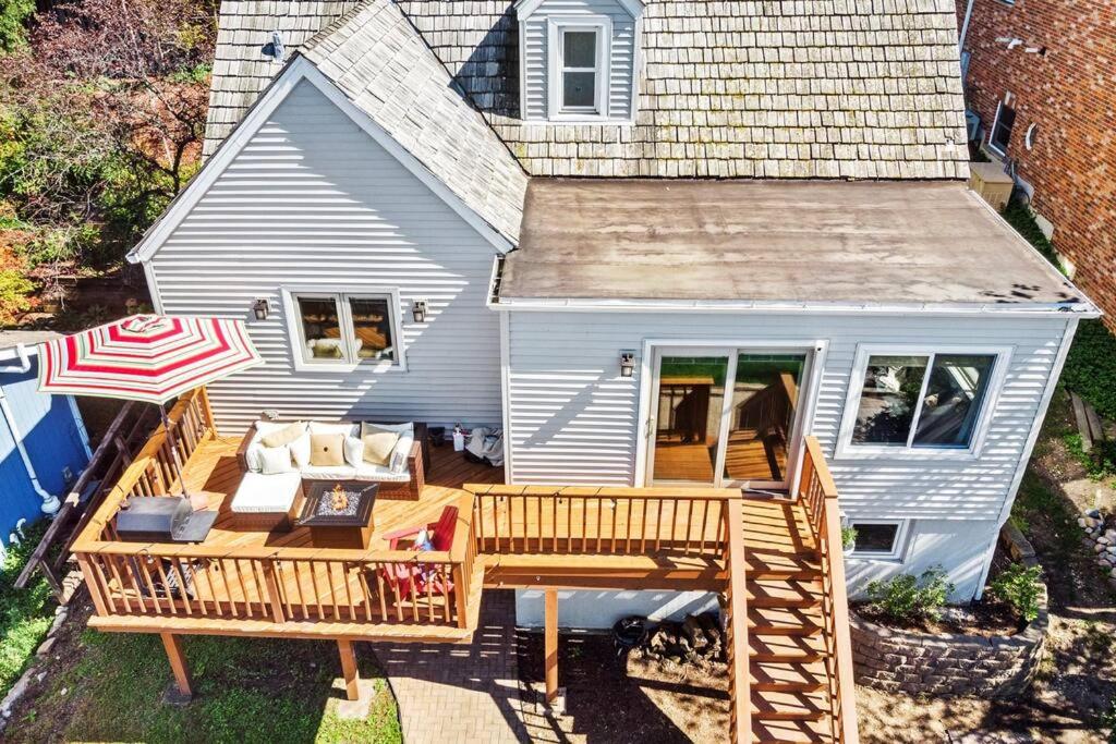 The Lakeshore Cozy Cottage! view 3