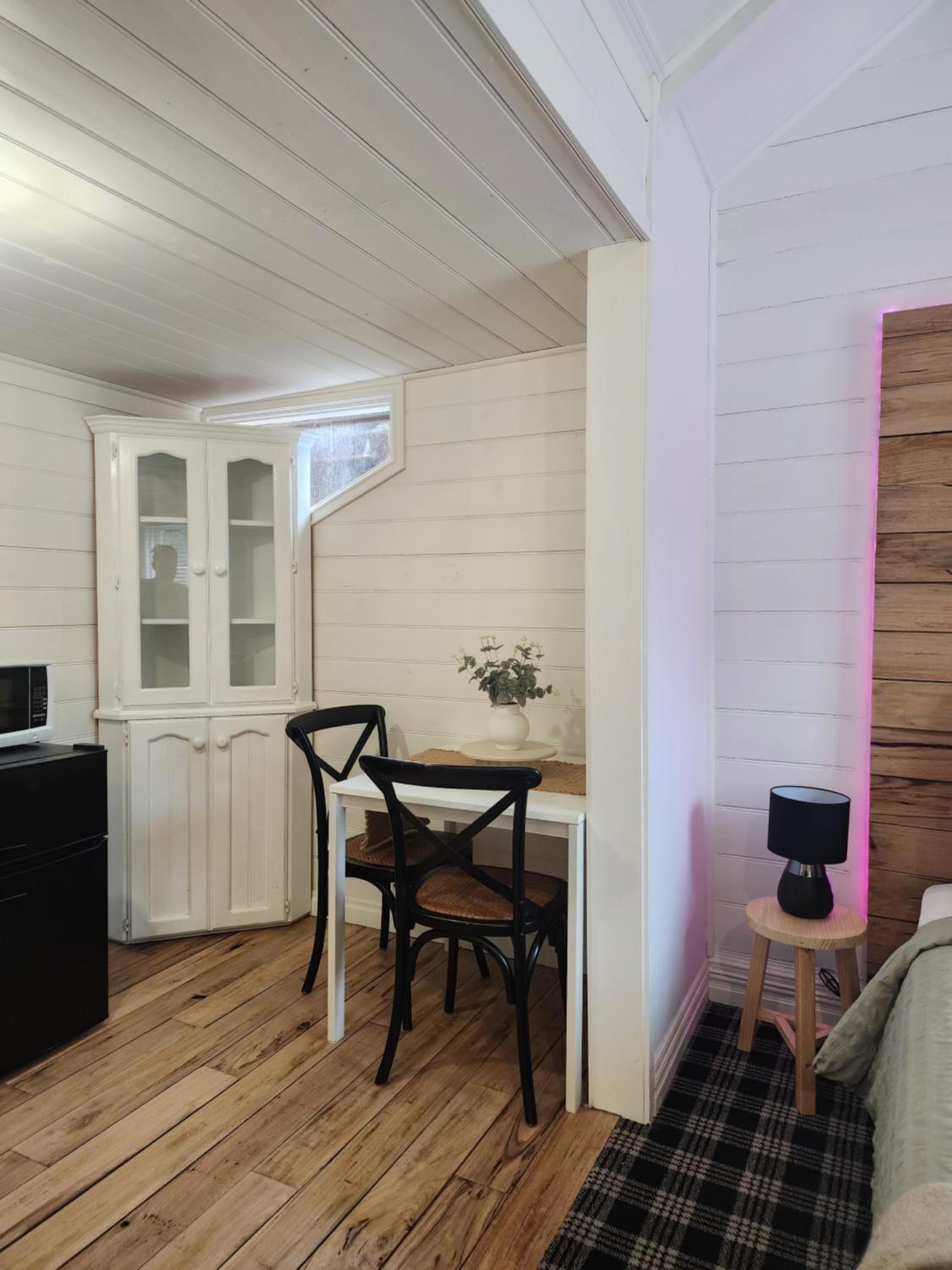 Daylesford - Frog Hollow Estate -THE COTTAGE - enjoy a relaxing and romantic night away in our gorgeous little one Bedroom ROMANTIC COTTAGE under the apple