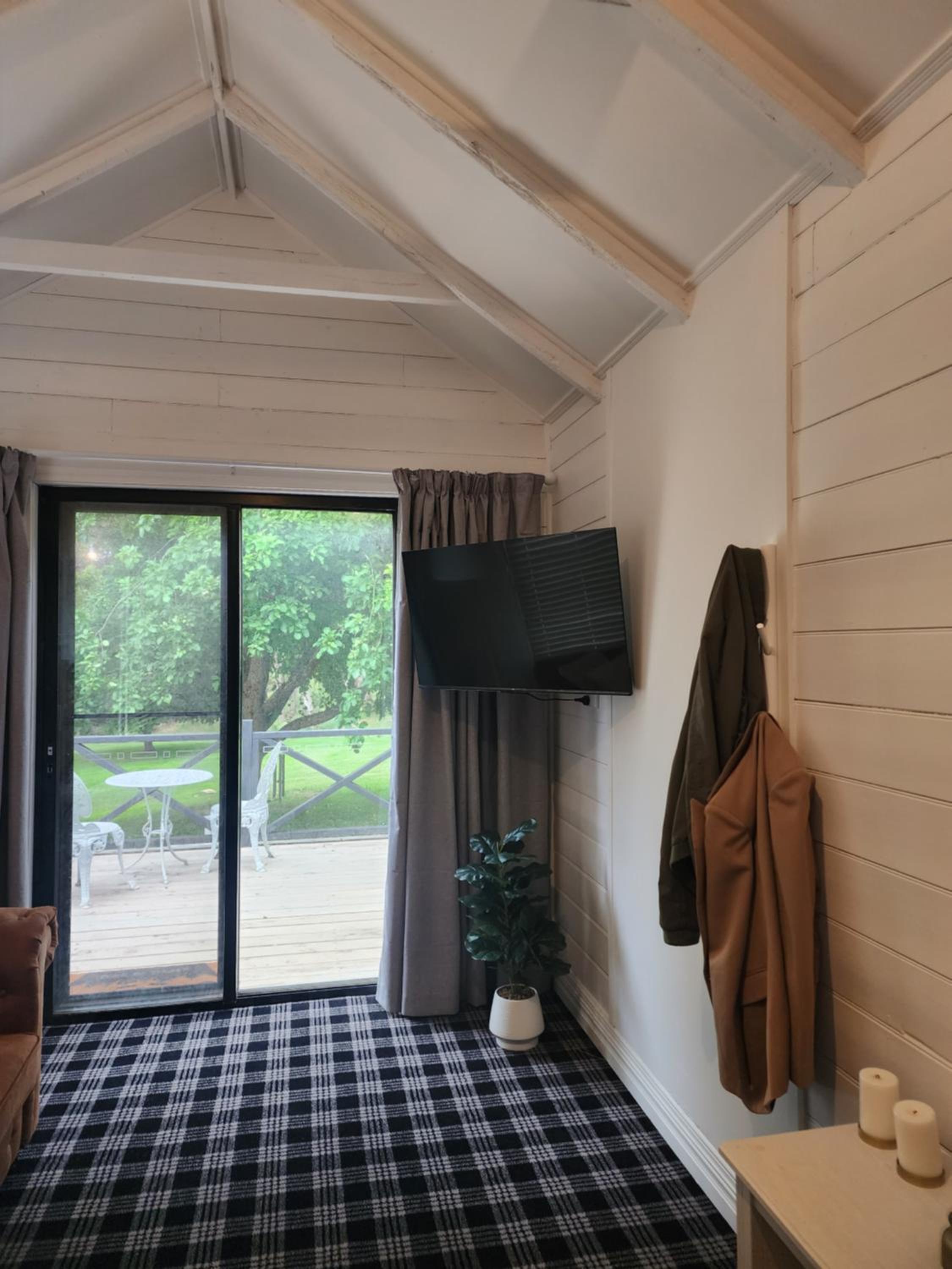 Daylesford - Frog Hollow Estate -THE COTTAGE - enjoy a relaxing and romantic night away in our gorgeous little one Bedroom ROMANTIC COTTAGE under the apple