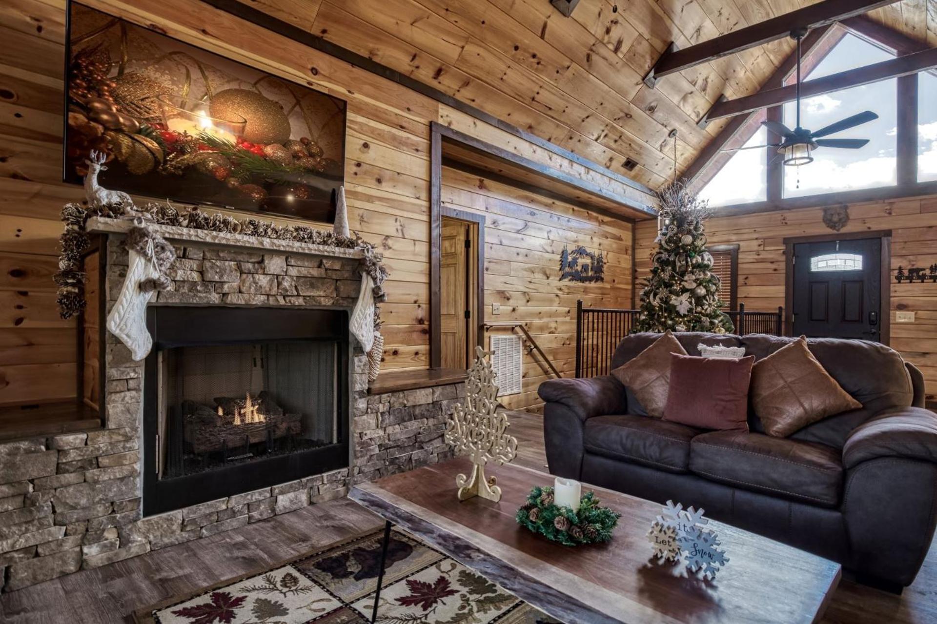 ERN823 - EAGLE FALLS - GREAT LOCATION WITH PRIVATE HEATED INDOOR POOL! CLOSE TO TOWN! cabin view 5