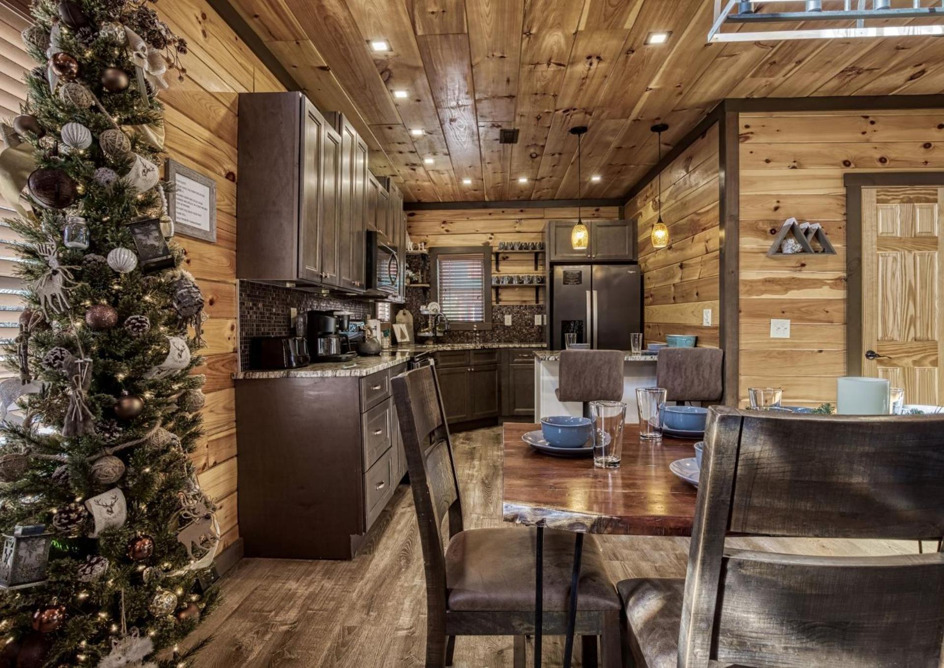 ERN823 - EAGLE FALLS - GREAT LOCATION WITH PRIVATE HEATED INDOOR POOL! CLOSE TO TOWN! cabin view 4