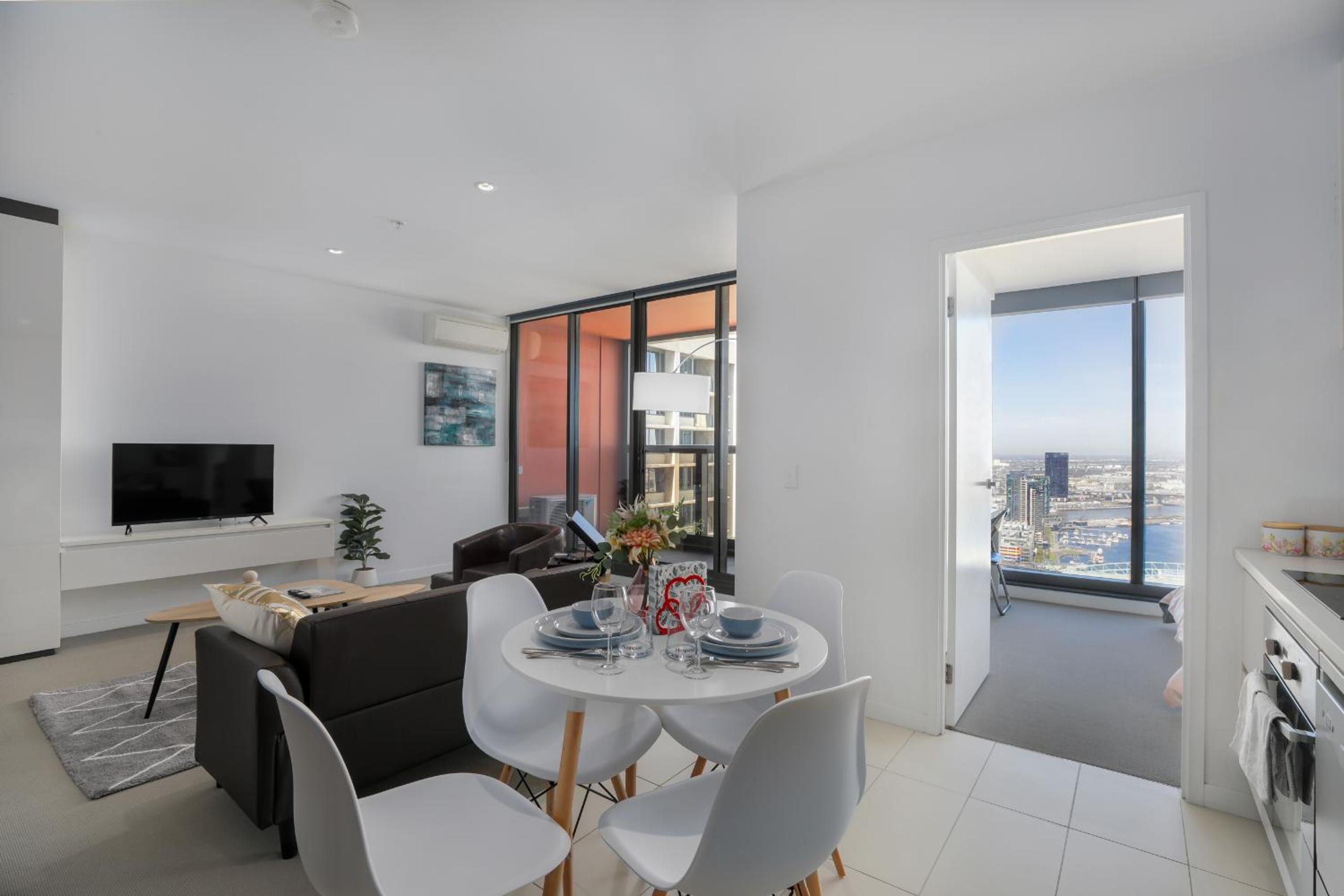 Marvellous 2-Bed High-Rise: Amazing Views, Free Parking