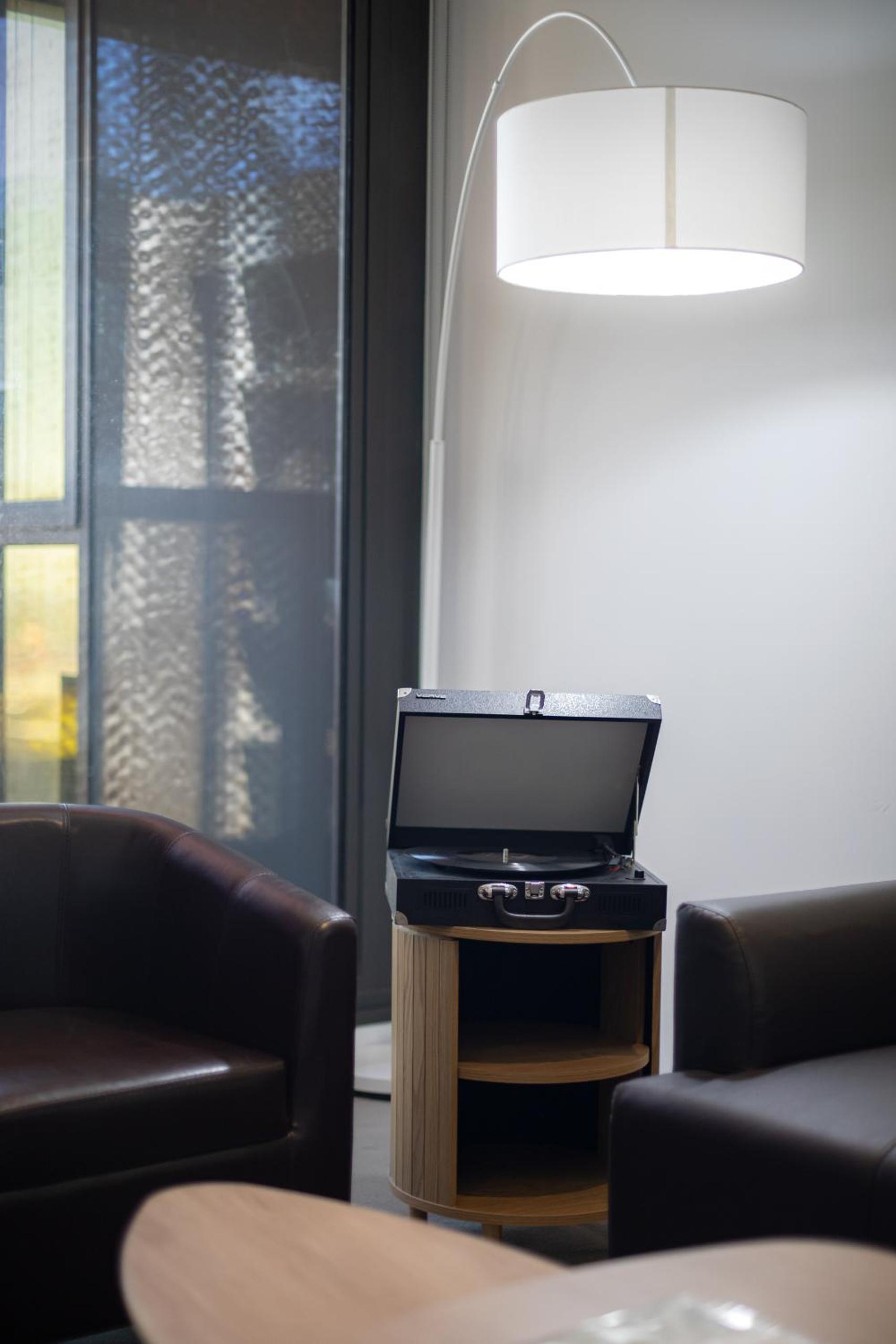 Marvellous 2-Bed High-Rise: Amazing Views, Free Parking