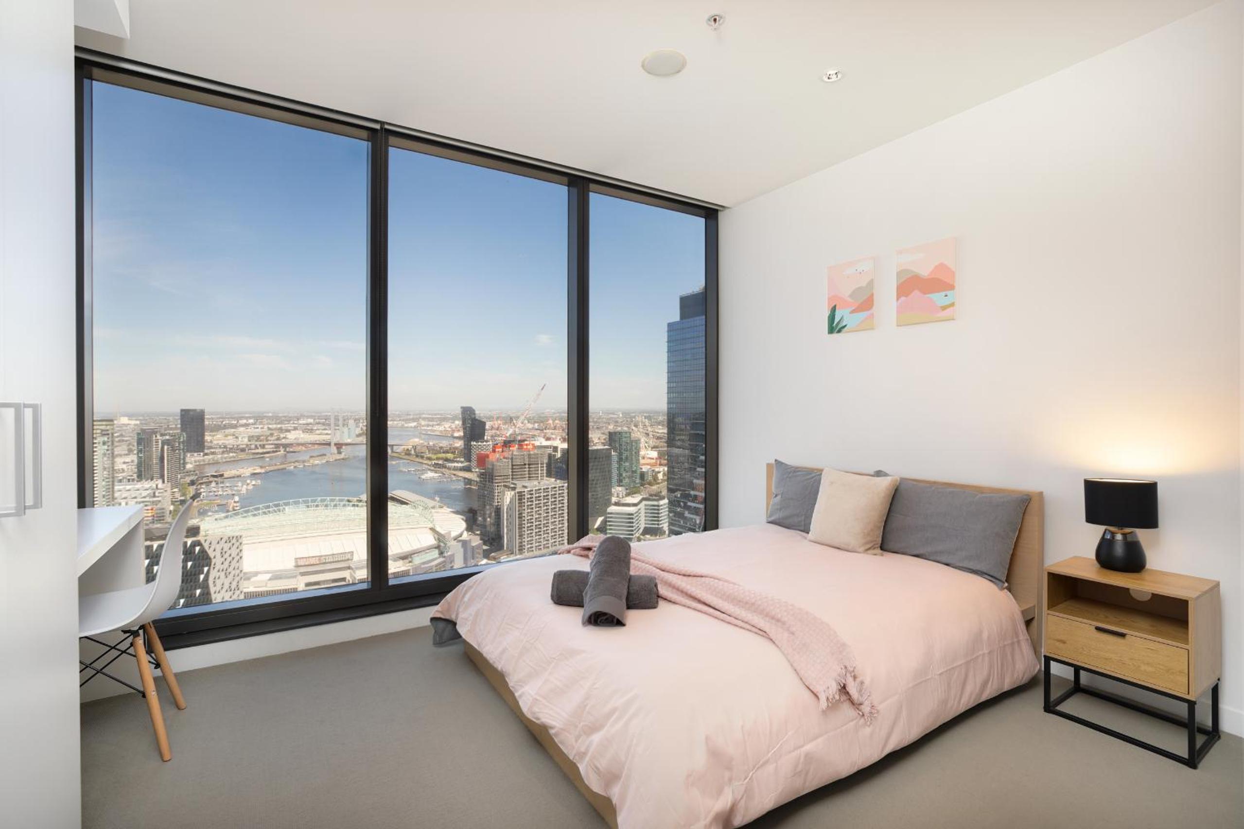 Marvellous 2-Bed High-Rise: Amazing Views, Free Parking