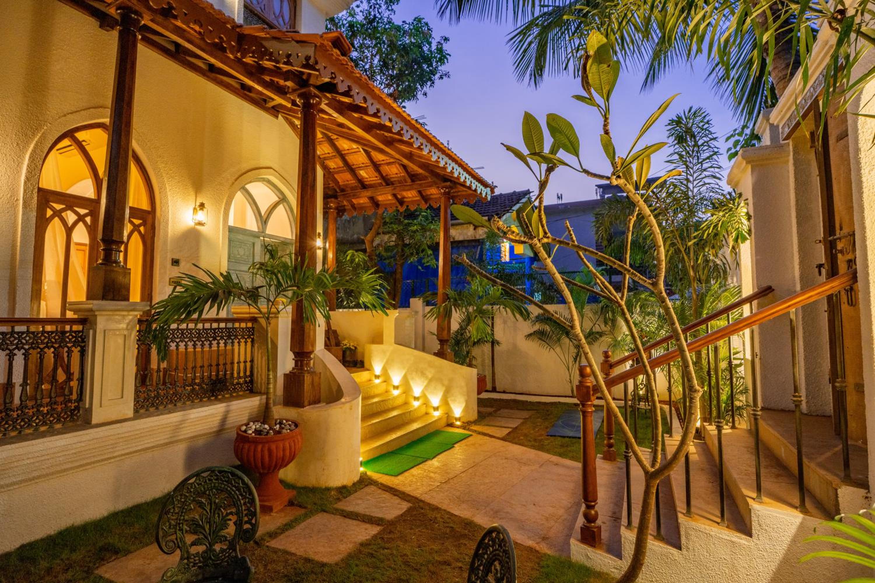 ELIVAAS 4 BHK with Pvt Pool & Media Room - Samukha by Aranayam view 4
