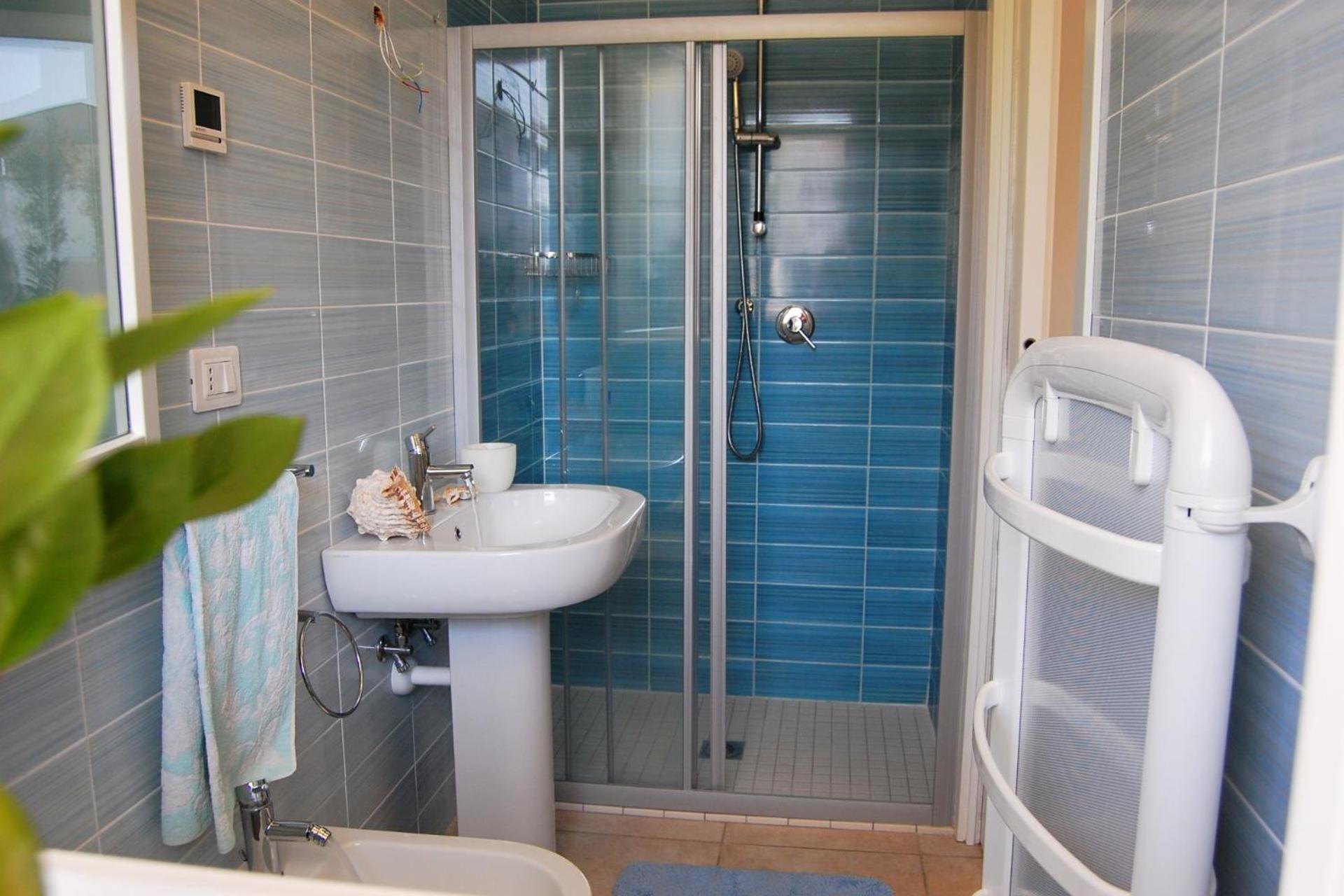 Lovely apartment with two fenced gardens view 4
