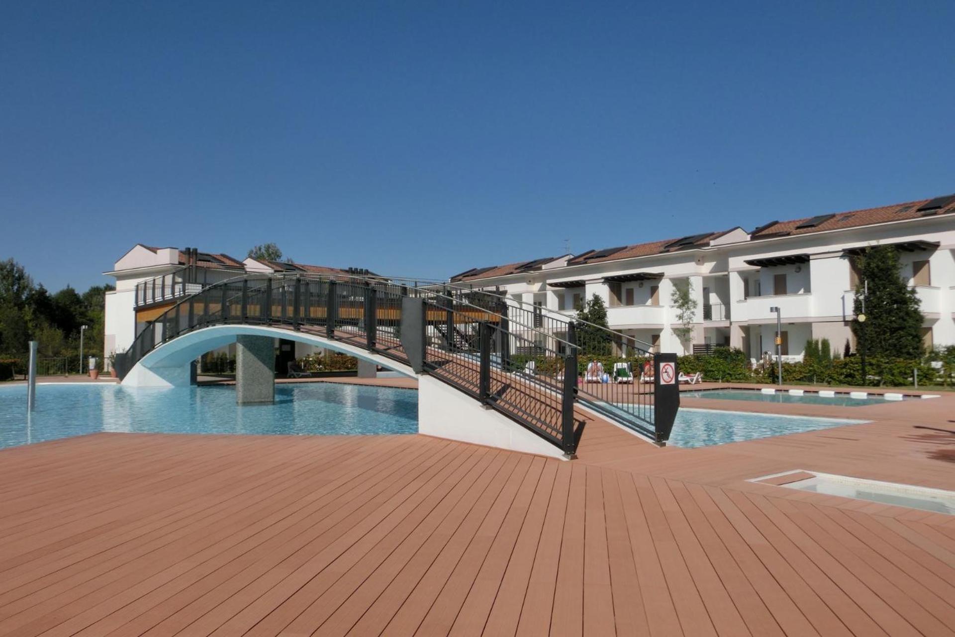 Lovely apartment with two fenced gardens view 3