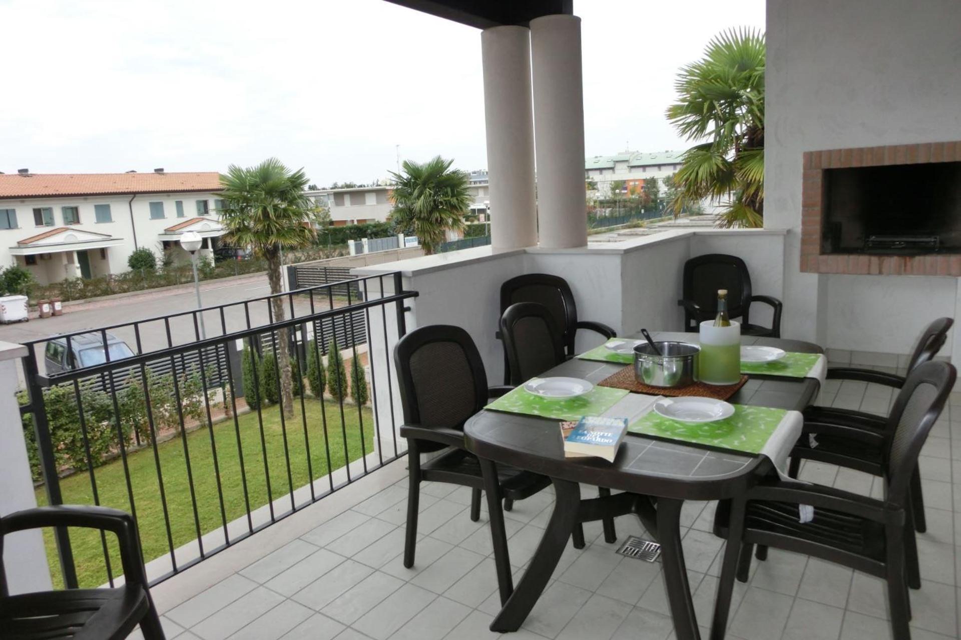 Luminous flat with attic with pool view 4