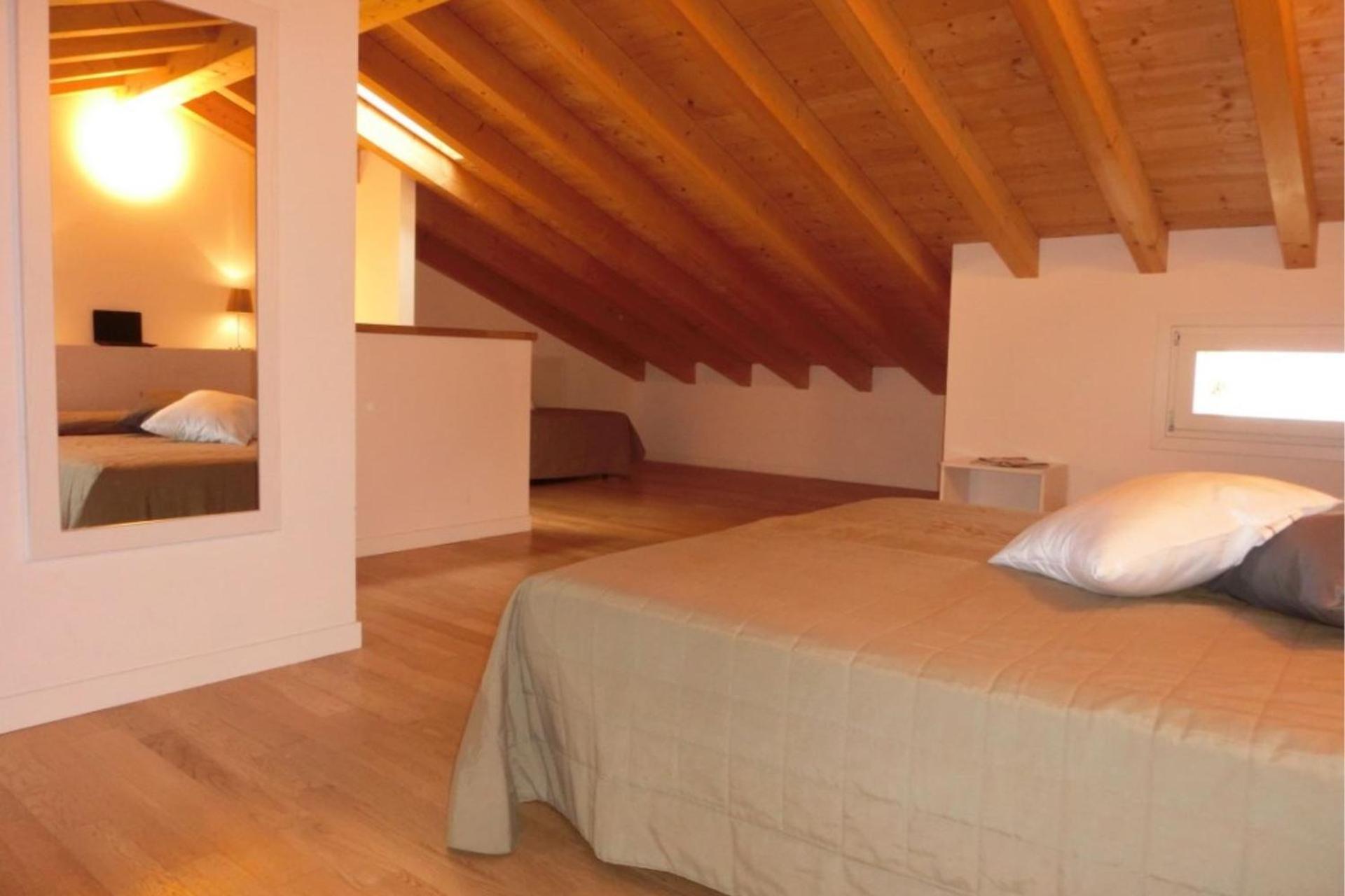 Luminous flat with attic with pool view 5