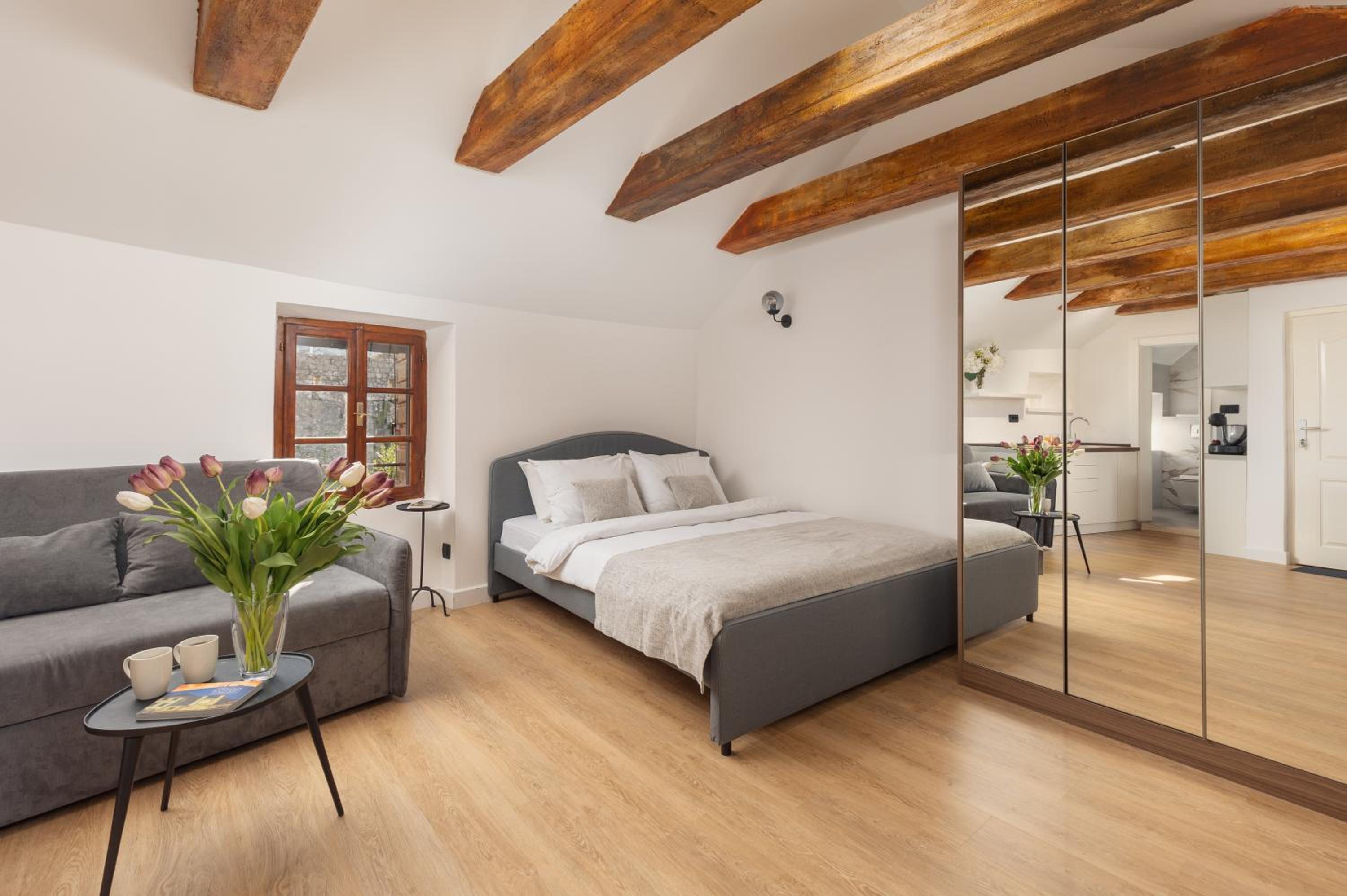 Hotel Old Town South Gate Apartment - Image 1