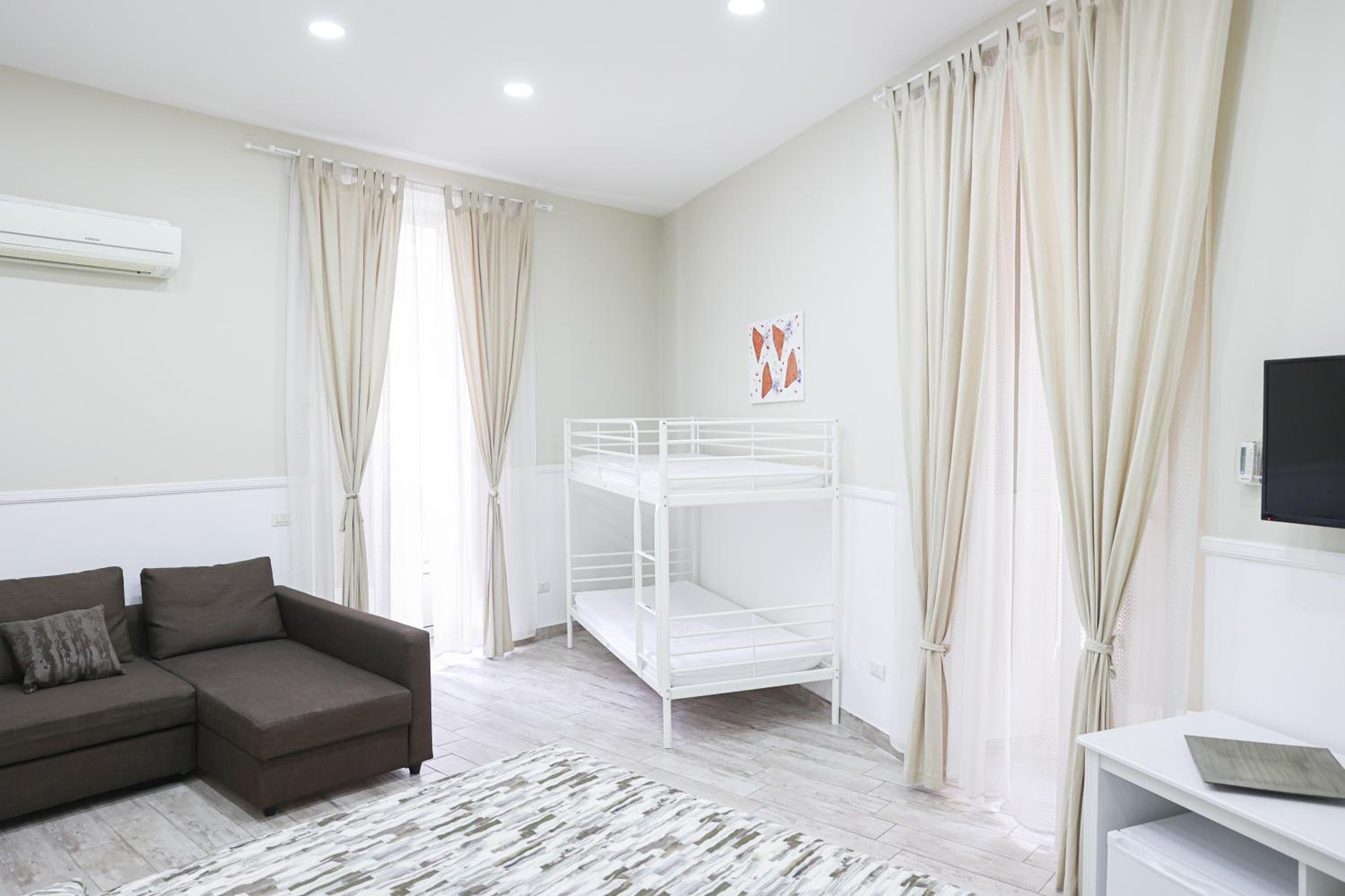 Concept b&b naples- camere moderne con balcone vicino al centro