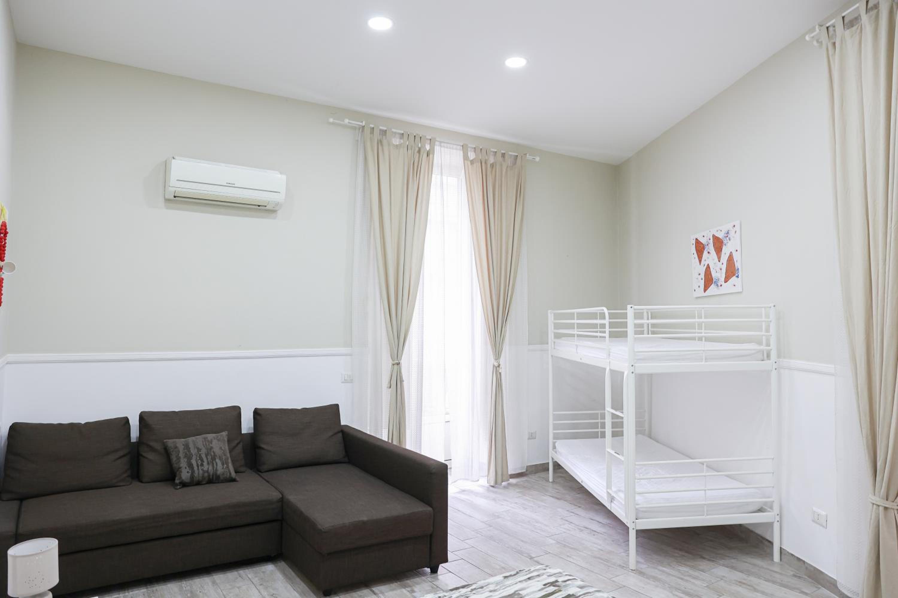 Concept b&b naples- camere moderne con balcone vicino al centro