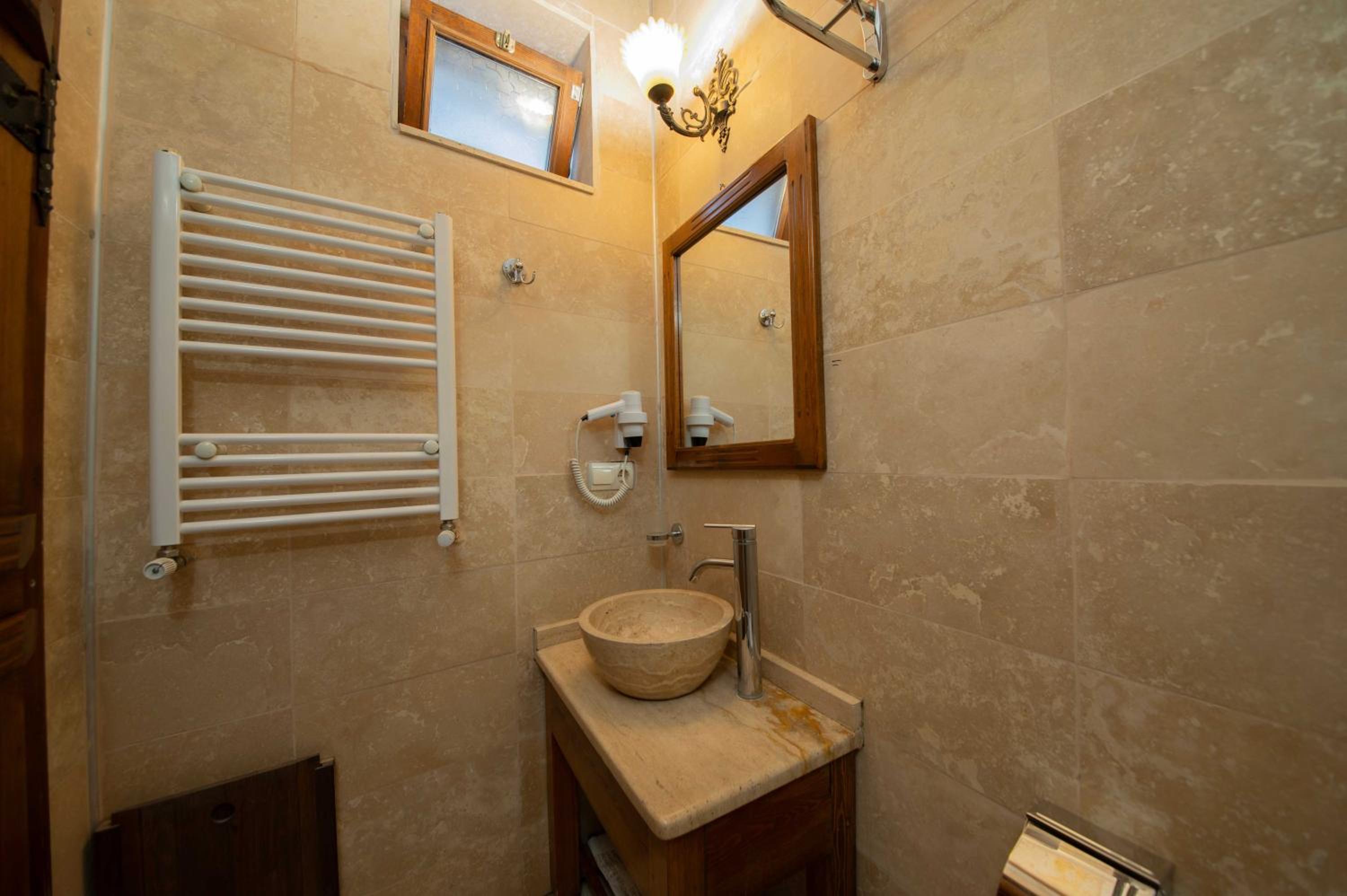 Safran Cave Hotel - Image 9