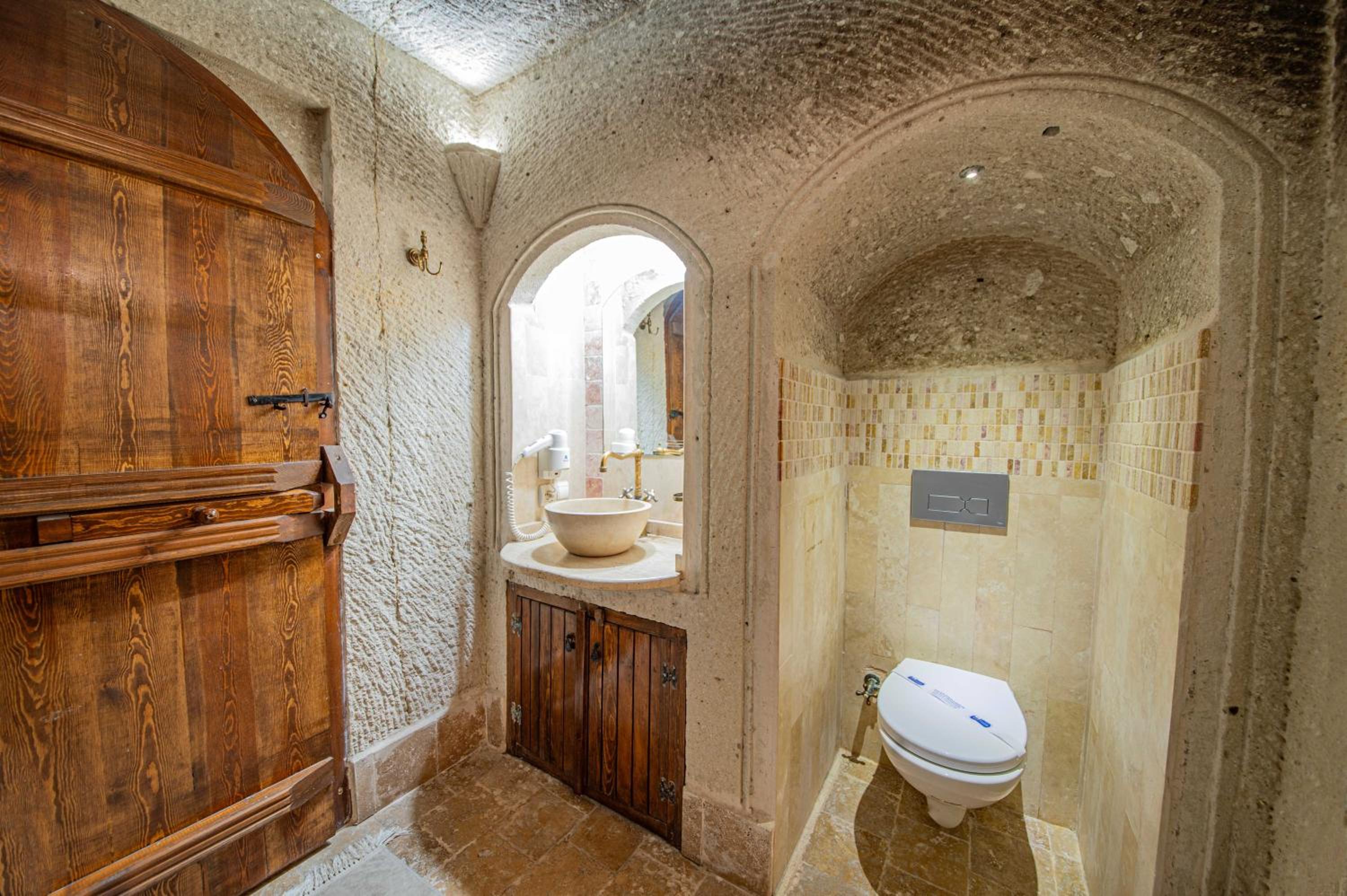 Safran Cave Hotel - Image 29