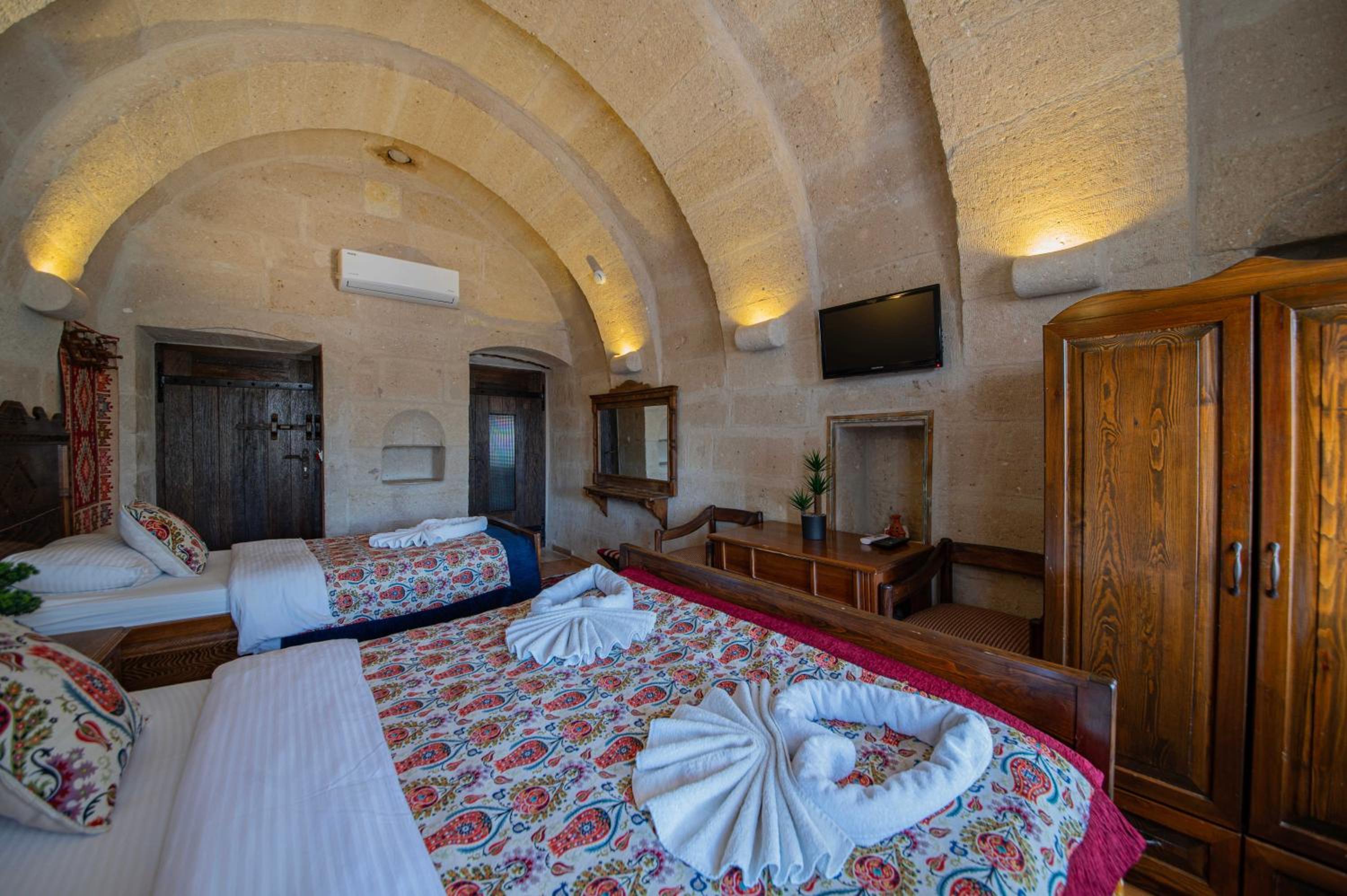 Safran Cave Hotel - Image 38