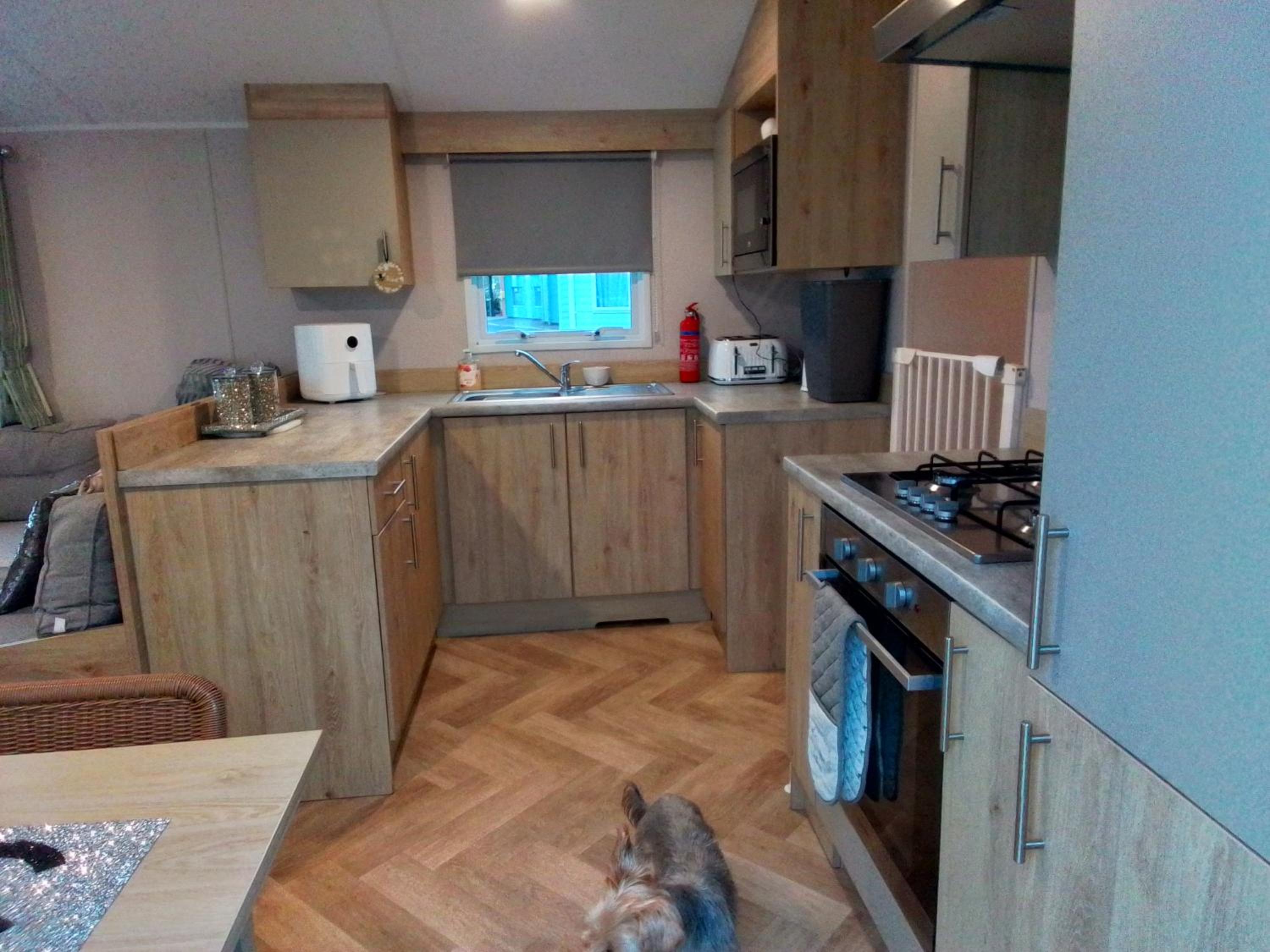 Fabulous 8birth modern mobile home close to beach Pet FREE view 5