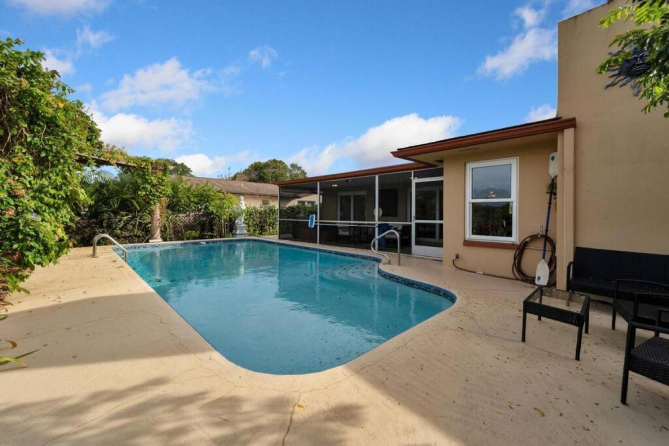 Stunning 3BR Home offers water view Minutes to the Beach