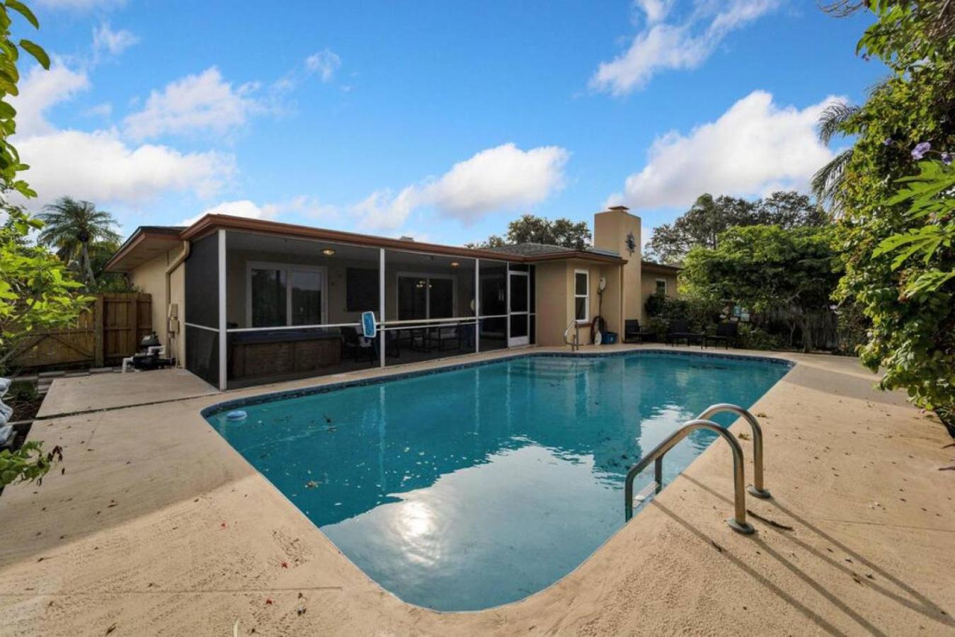 Stunning 3BR Home offers water view Minutes to the Beach