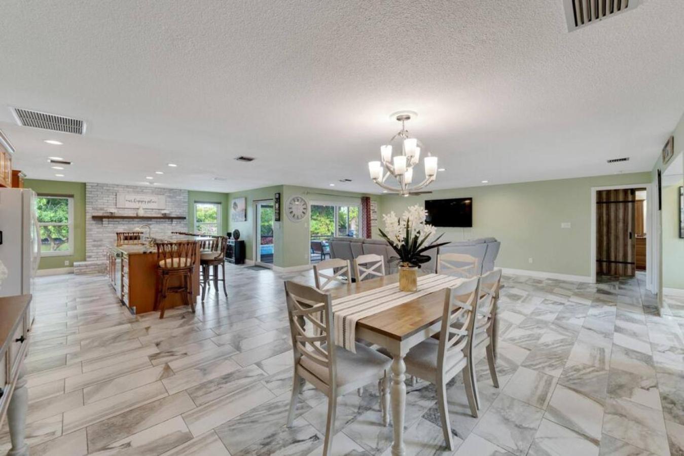 Stunning 3BR Home offers water view Minutes to the Beach