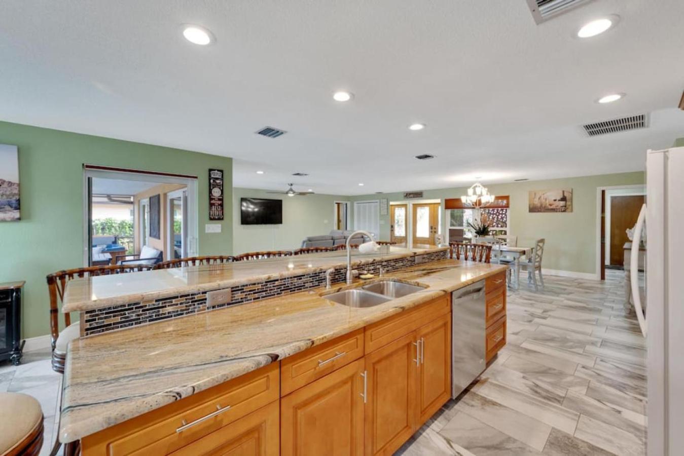 Stunning 3BR Home offers water view Minutes to the Beach