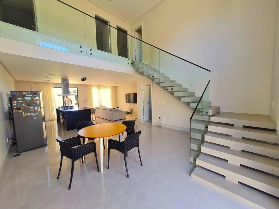 Linda Casa com Piscina Enseada Azul 3 Quartos
