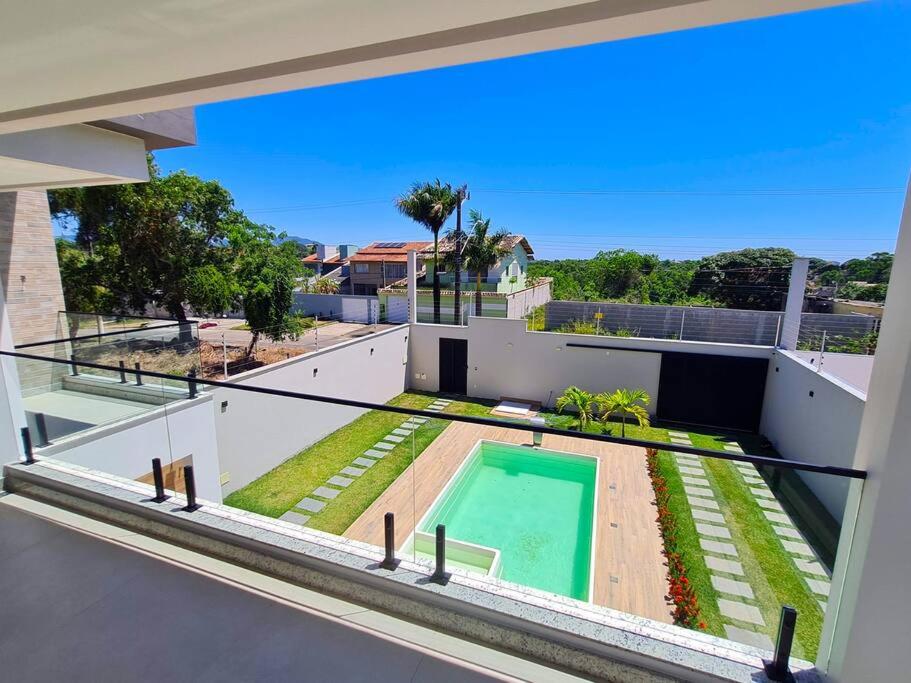 Linda Casa com Piscina Enseada Azul 3 Quartos